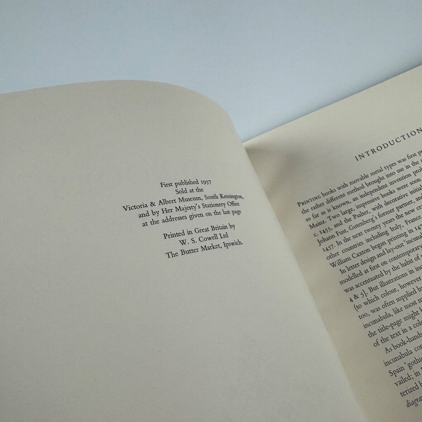 Printed Books. A short introduction to fine typography by T.M. MacRobert | Victoria and Albert Museum. HMSO, 1957