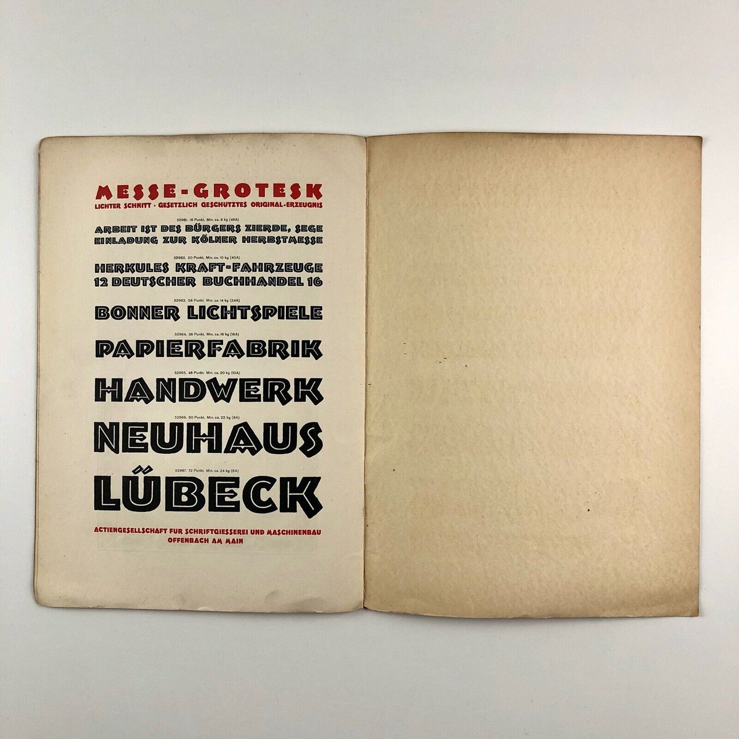 Messe Grotesk Lichter Schnitt. Actiongesellschaft für Schriftgiesserei und Maschinenbau Offenbach Am Main type specimen booklet | design by Albert Auspurg c.1927