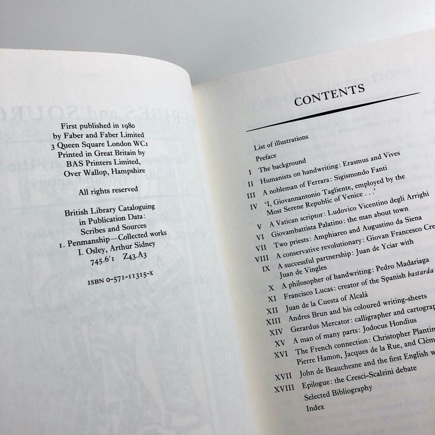 Scribes and Sources. Handbook of the Chancery Hand in the Sixteenth Century. Texts from the Writing-Masters selected, introduced and translated by A.S. Osley with an account of John de Beauchesne by Berthold Wolpe | Faber & Faber, 1980