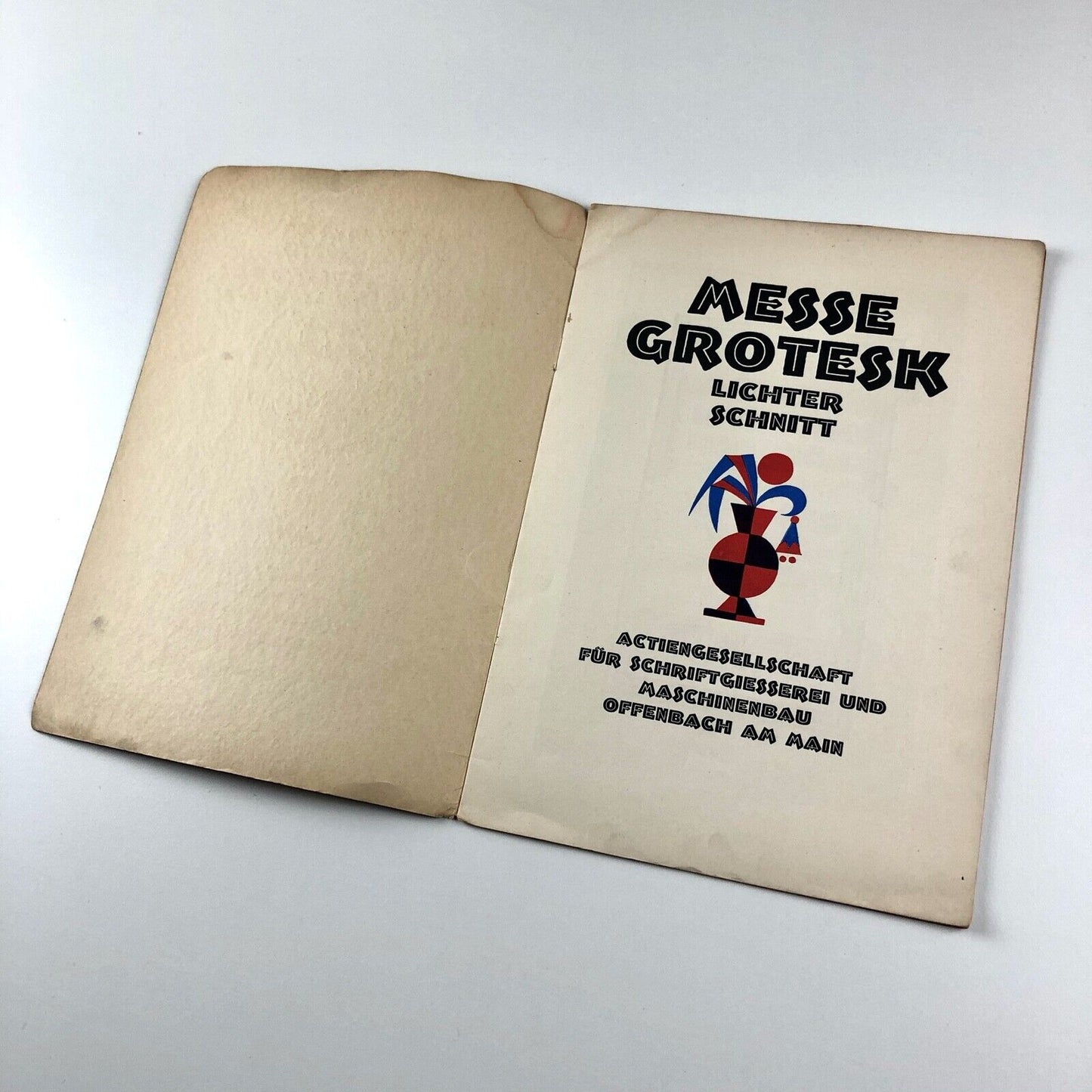 Messe Grotesk Lichter Schnitt. Actiongesellschaft für Schriftgiesserei und Maschinenbau Offenbach Am Main type specimen booklet | design by Albert Auspurg c.1927