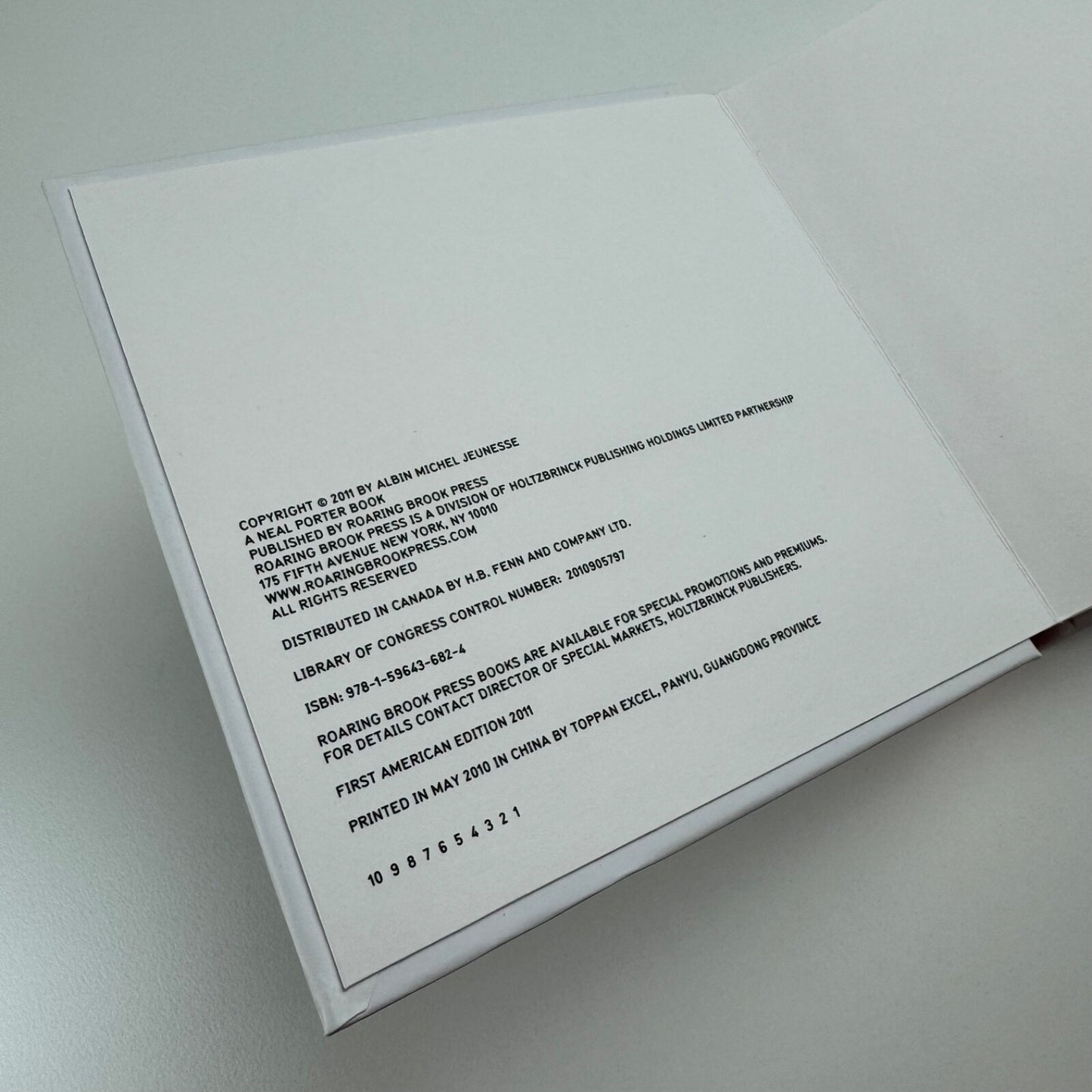 10 Pop-Up by Marion Bataille. 3D pop up book. First American edition in slipcase | Roaring Book Press, 2011
