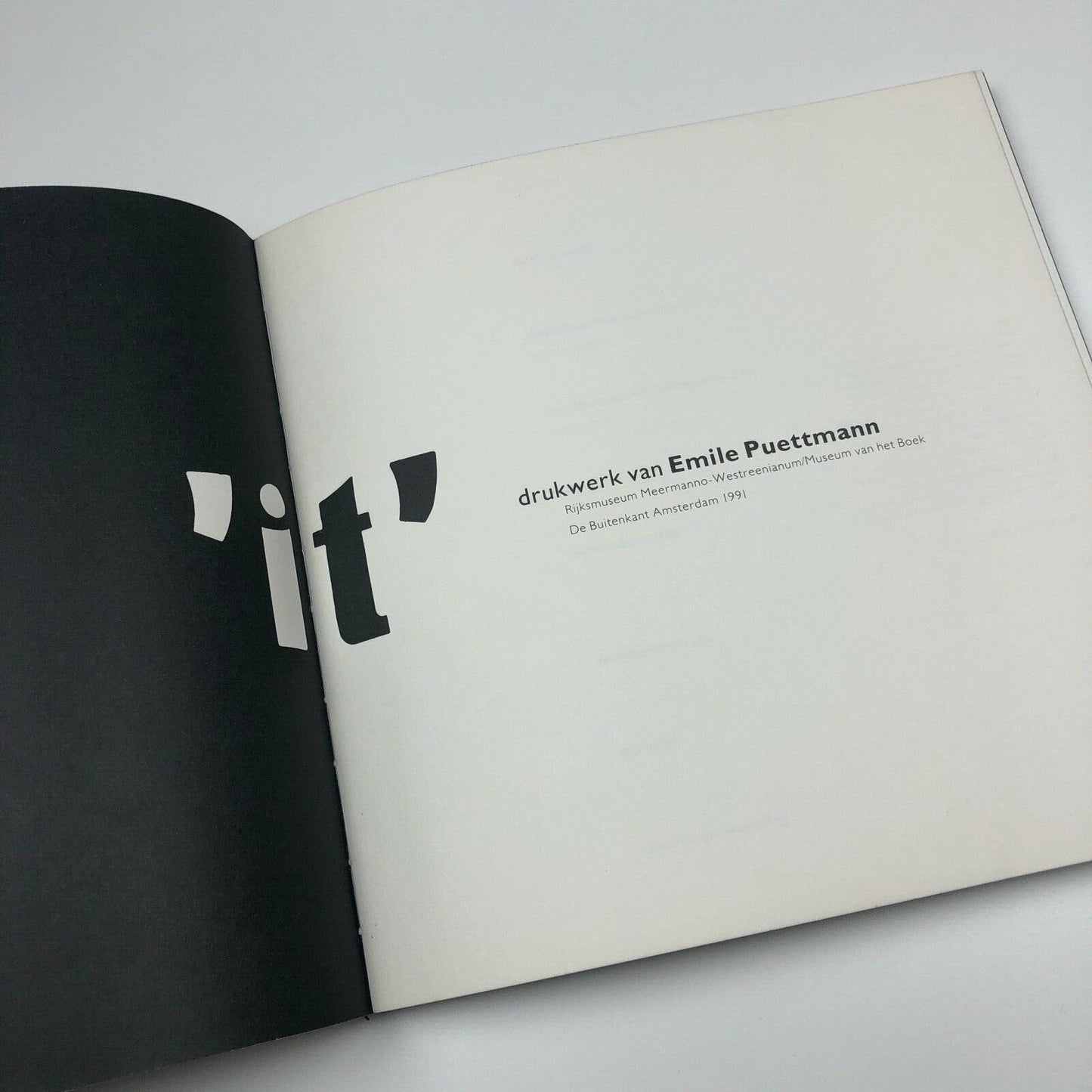 'it' drukwerk van Emile Puettmann | Rijksmuseum Meermanno-Westreenianum/Museum van het Boek, De Buitenkant Amsterdam, 1991