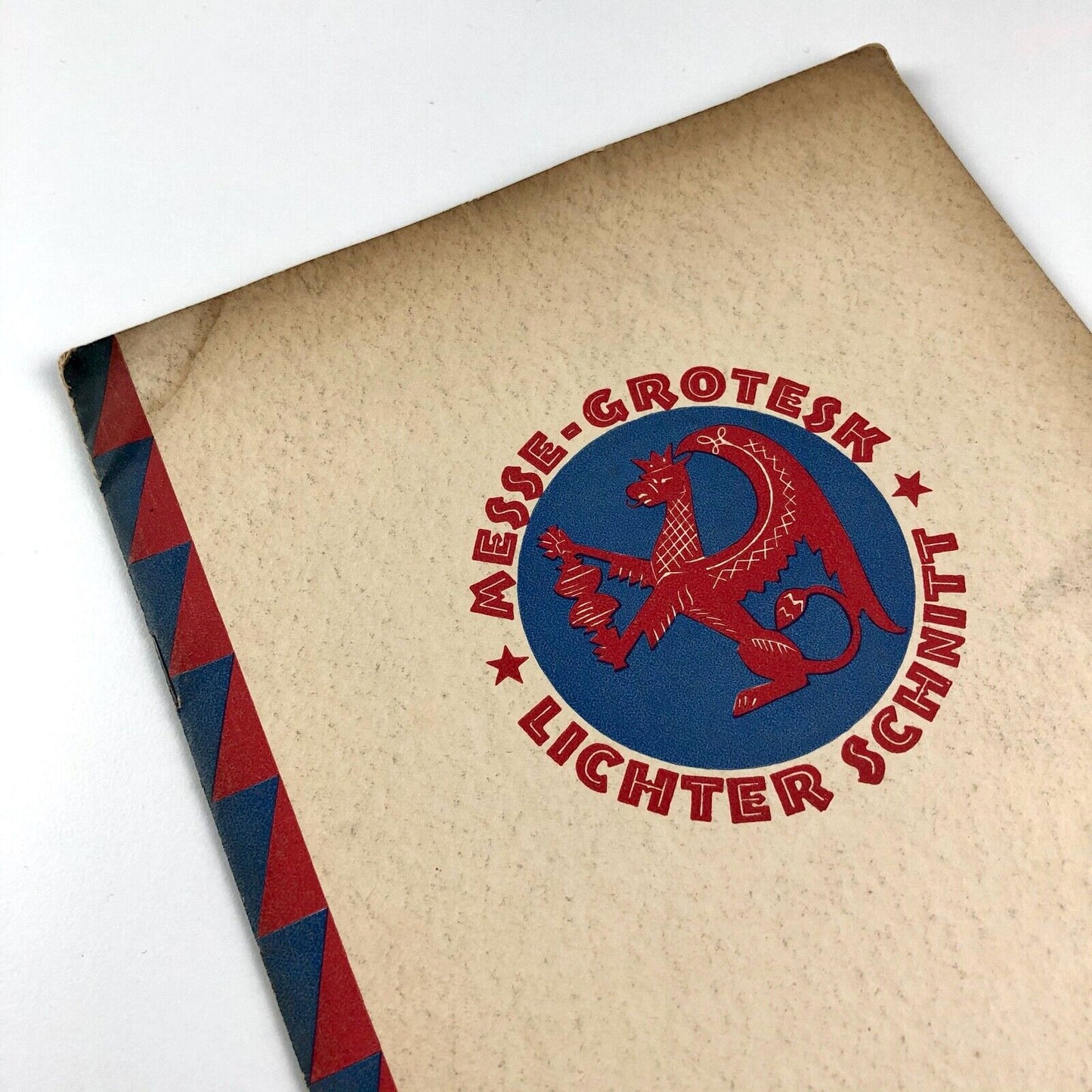 Messe Grotesk Lichter Schnitt. Actiongesellschaft für Schriftgiesserei und Maschinenbau Offenbach Am Main type specimen booklet | design by Albert Auspurg c.1927