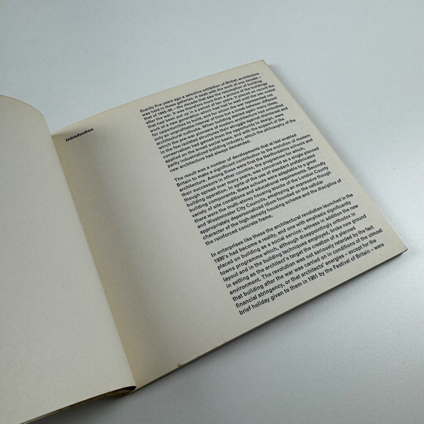architecture today. Catalogue to accompany the exhibition organised jointly by the Arts Council and Royal Institute of British Architects in 1961