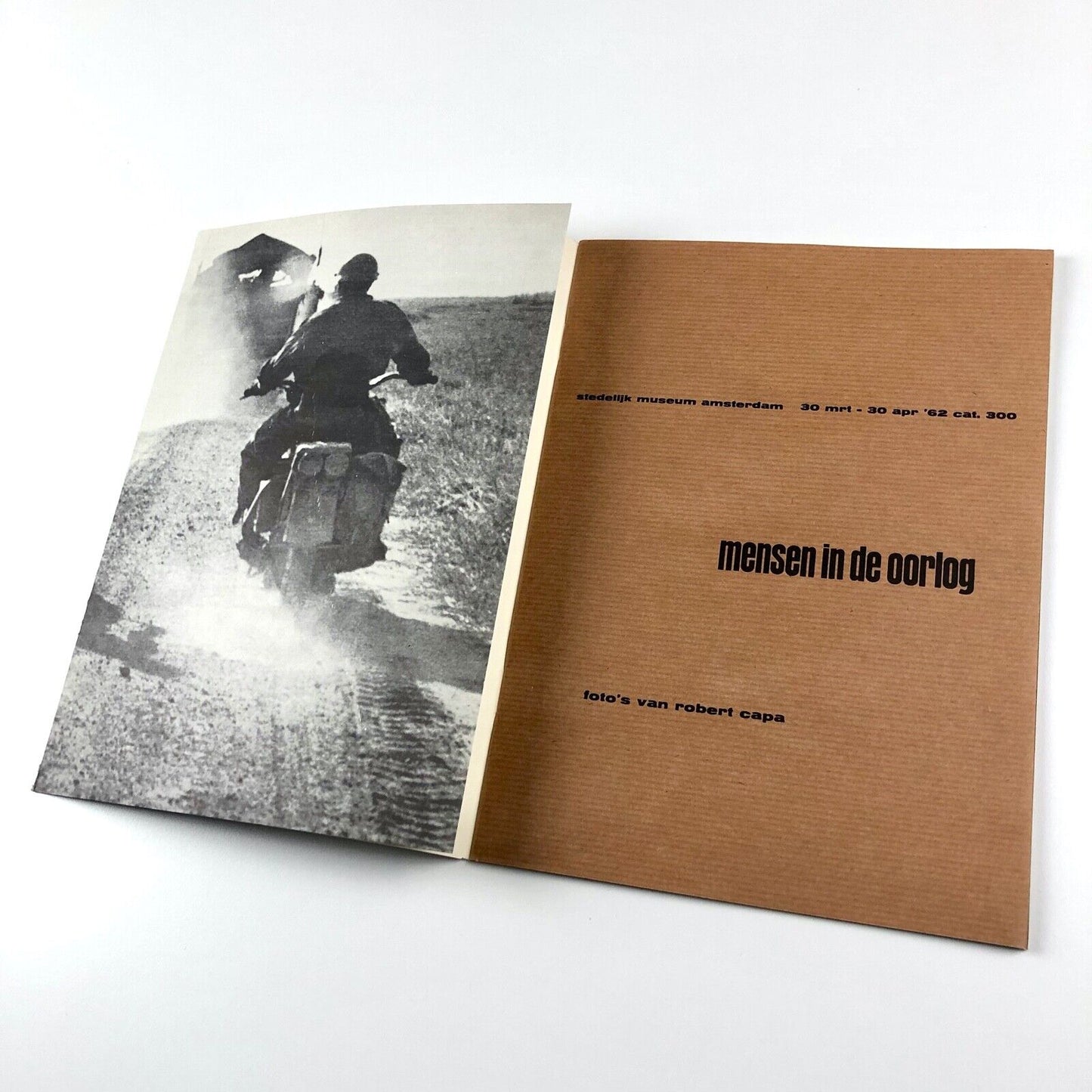 Mensen in de Oorlog | Photos by Robert Capa | Stedelijk Museum 1962