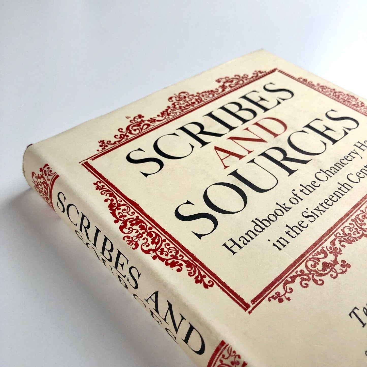 Scribes and Sources. Handbook of the Chancery Hand in the Sixteenth Century. Texts from the Writing-Masters selected, introduced and translated by A.S. Osley with an account of John de Beauchesne by Berthold Wolpe | Faber & Faber, 1980