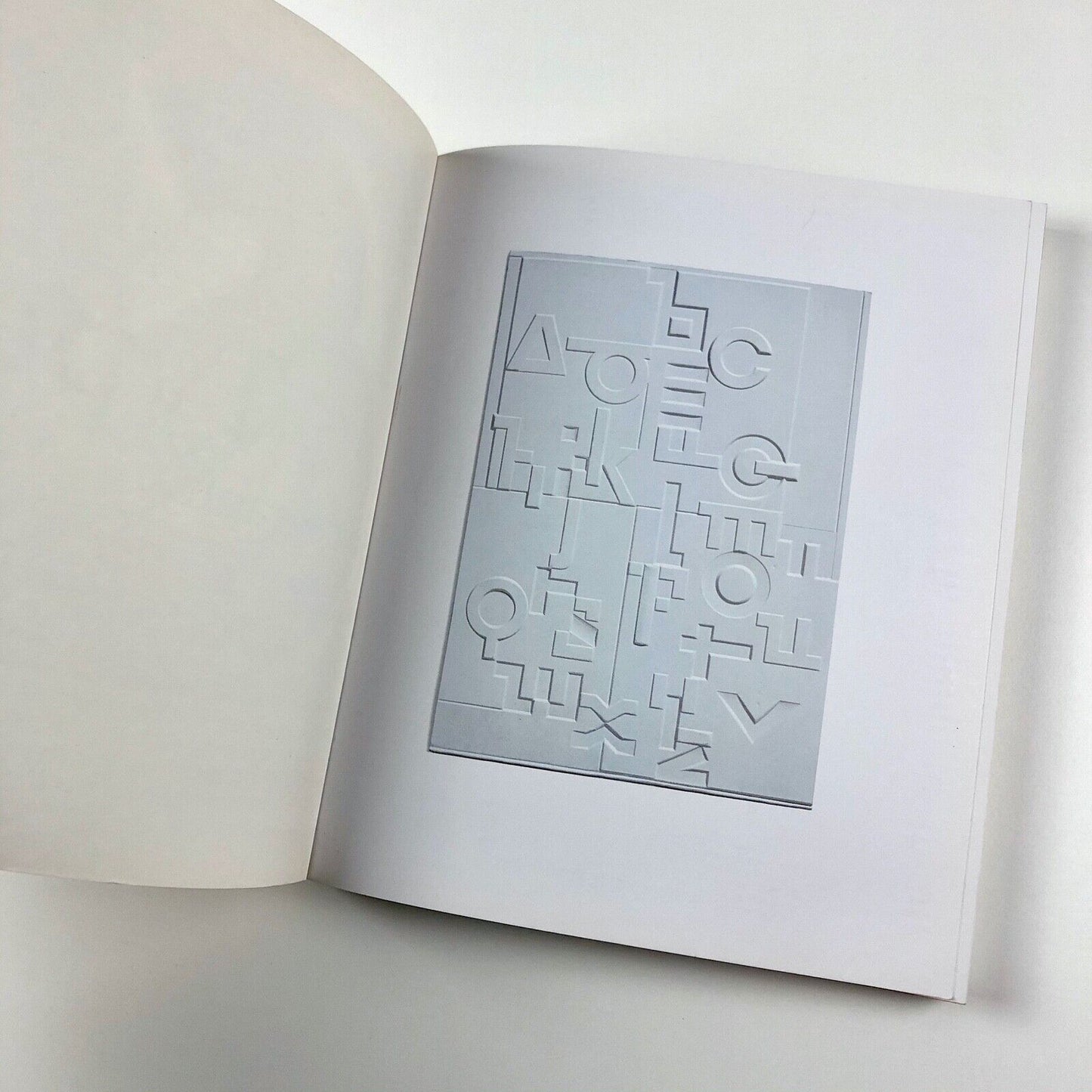 Types & Typography | Phil Baines & Andrew Haslam | Lawrence King, 2002