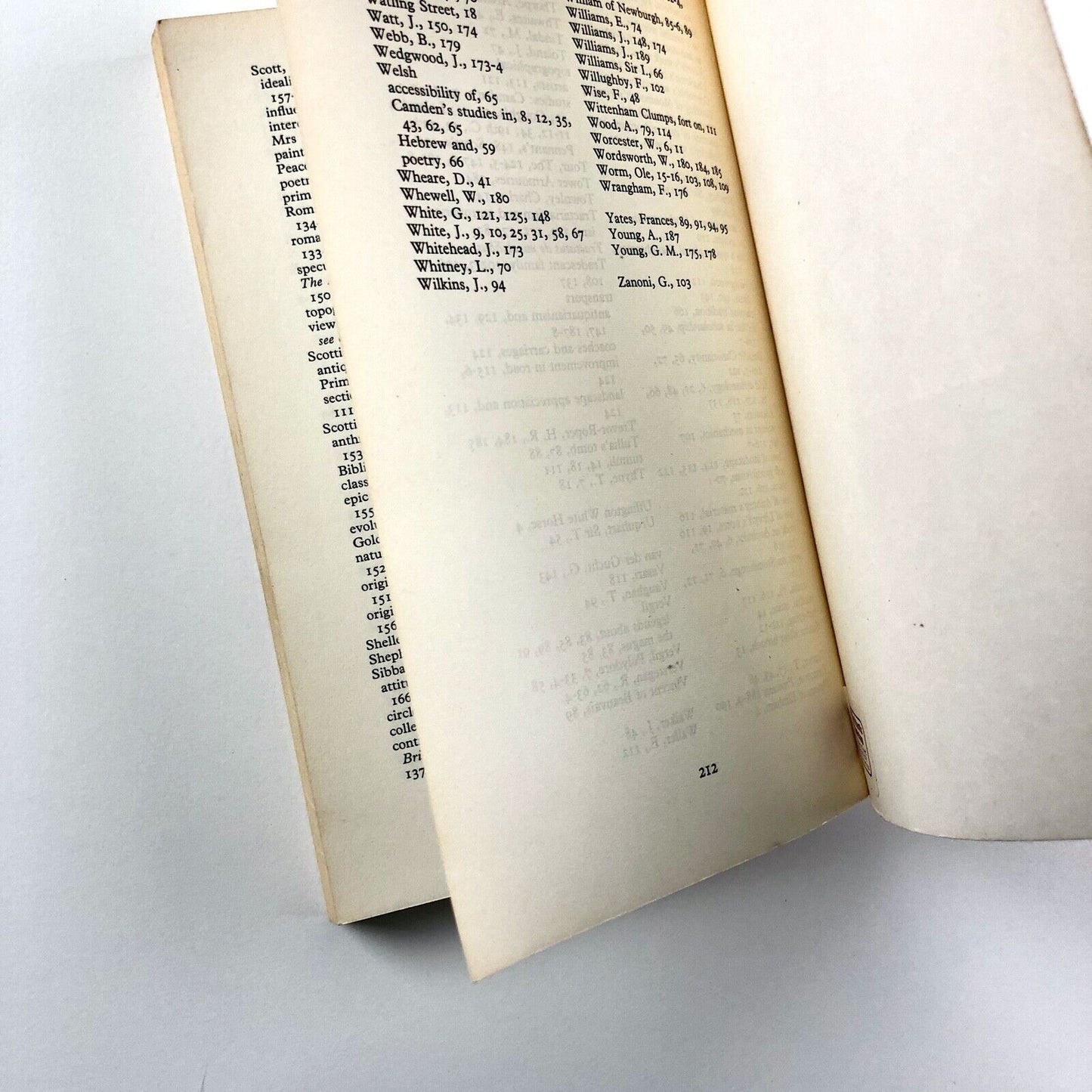 Ruins in a Landscape. Essays in Antiquarianism by Stuart Piggott | University Press, Edinburgh, 1976