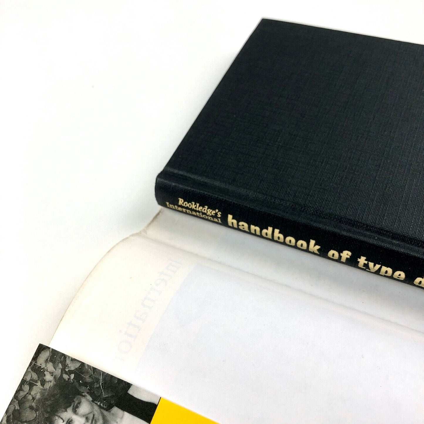 Rookledge’s International handbook of designers Ron Eason, Sarah Rookledge | Sarema Press, 1991 | First edition