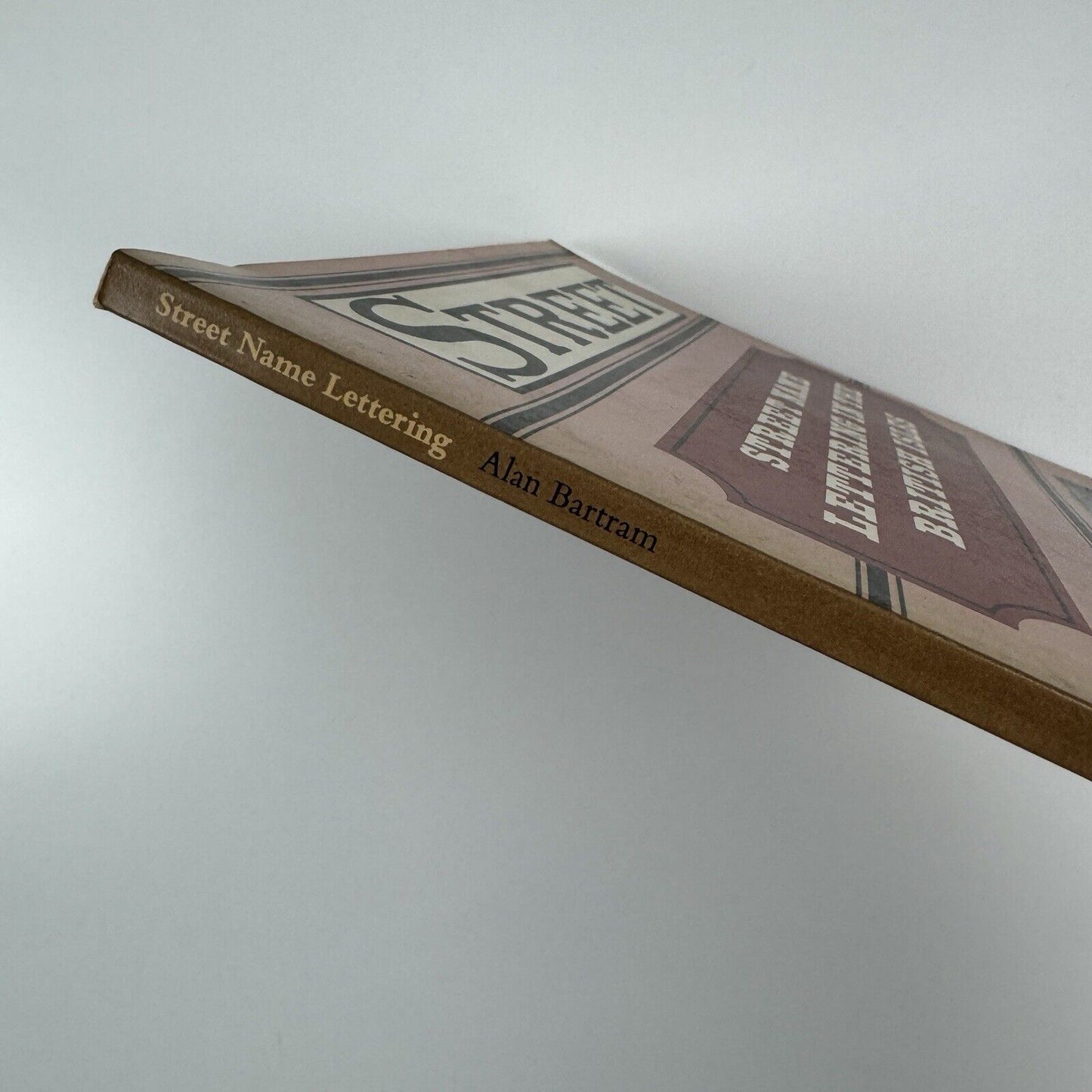 Street name lettering in the British Isles by Alan Bartram | Lund Humphries, 1978