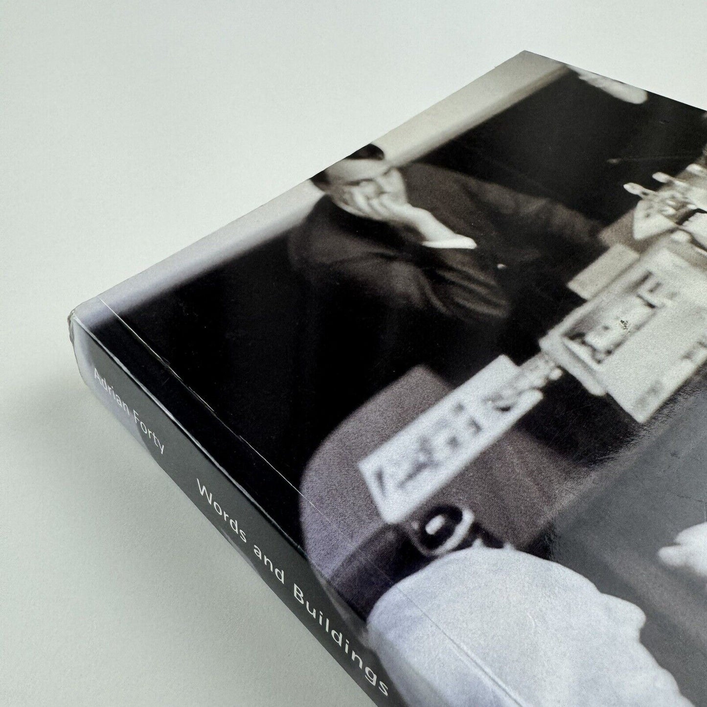Words and Buildings. A Vocabulary of Modern Architecture by Adrian Forty | Thames & Hudson, 2012