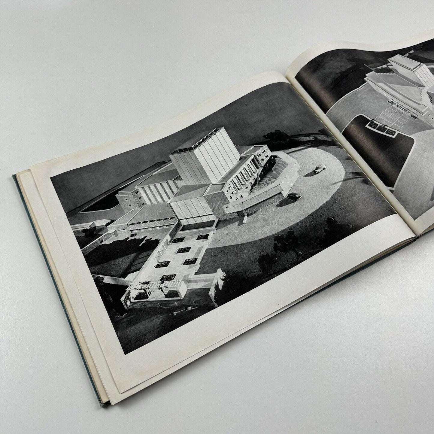 Report of the Oxford University Drama Commission with supplementary architectural report by Frederick Gibberd | Oxford University Press, 1948