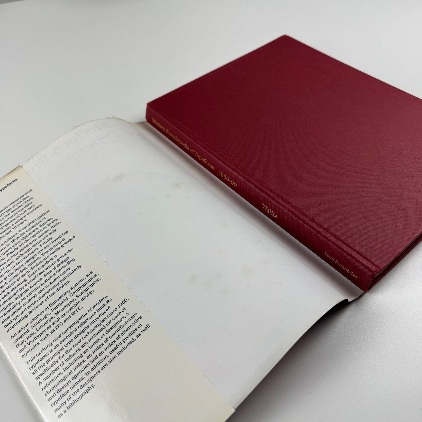 Modern Encyclopedia of Typefaces 1960–90 by Lawrence W. Wallis | Lund Humphries, 1990