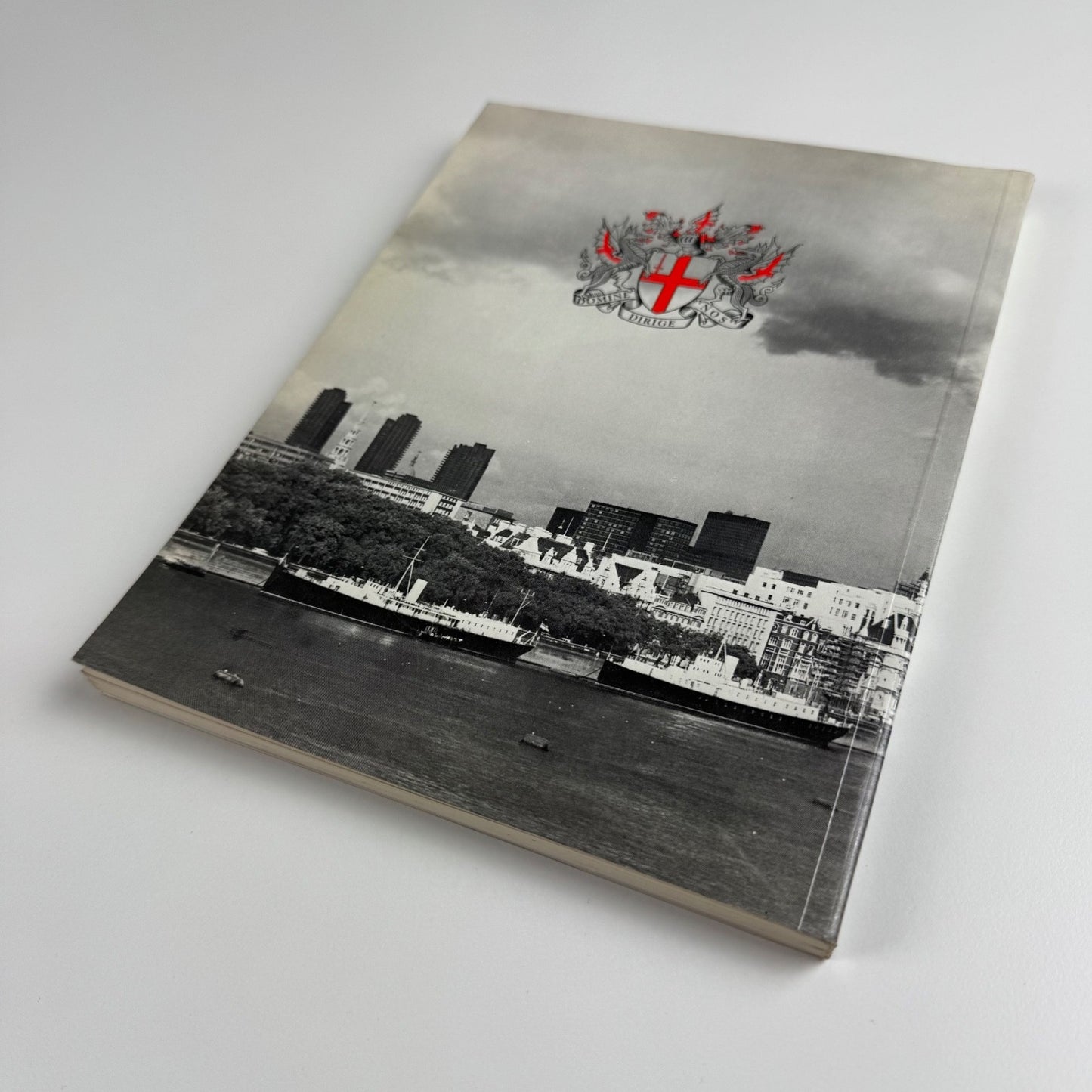 The City of London. The official guide. undated 1970/80s + Guildhall leaflet