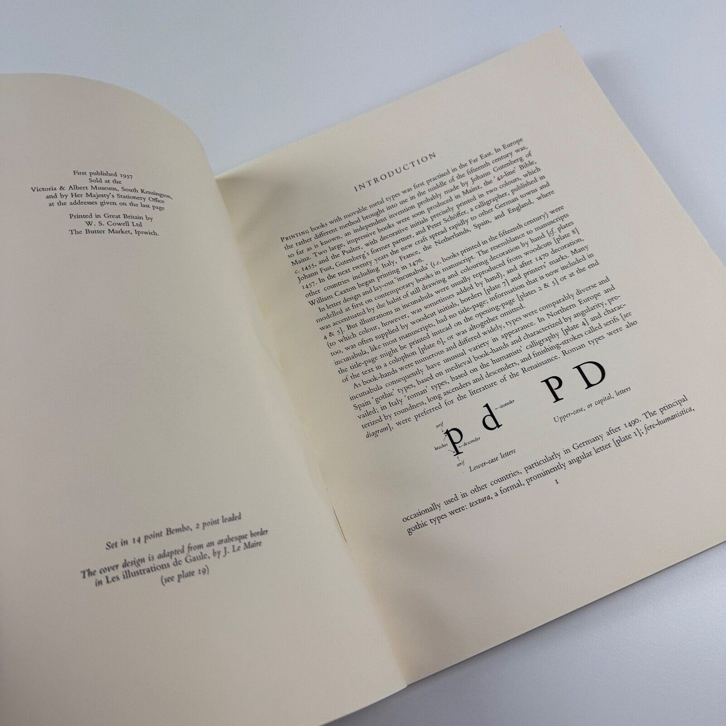 Printed Books. A short introduction to fine typography by T.M. MacRobert | Victoria and Albert Museum. HMSO, 1957
