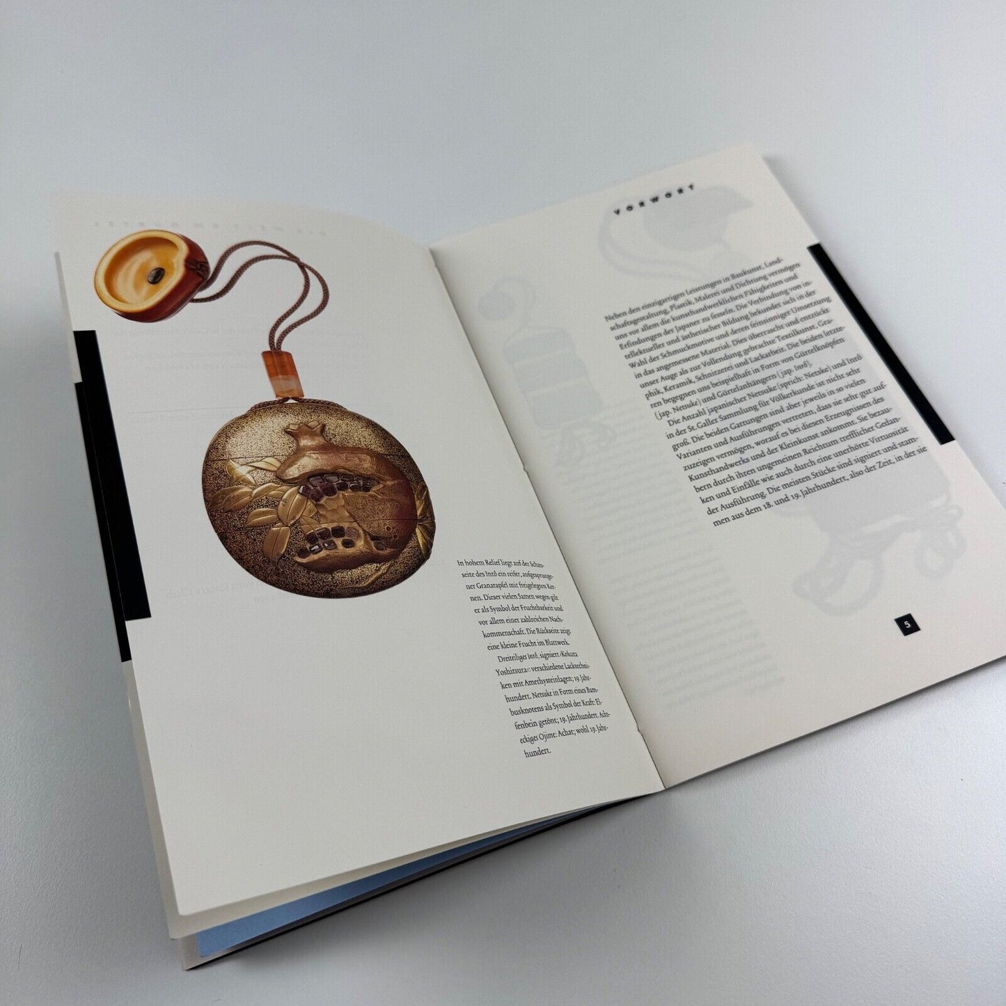 Die Welt am Gürtel. Japanische Netsuke und Inrô aus der St Galler Sammlung für Völkerkund. Designed by Jost Hochuli. Includes slip signed by Jost Hochuli
