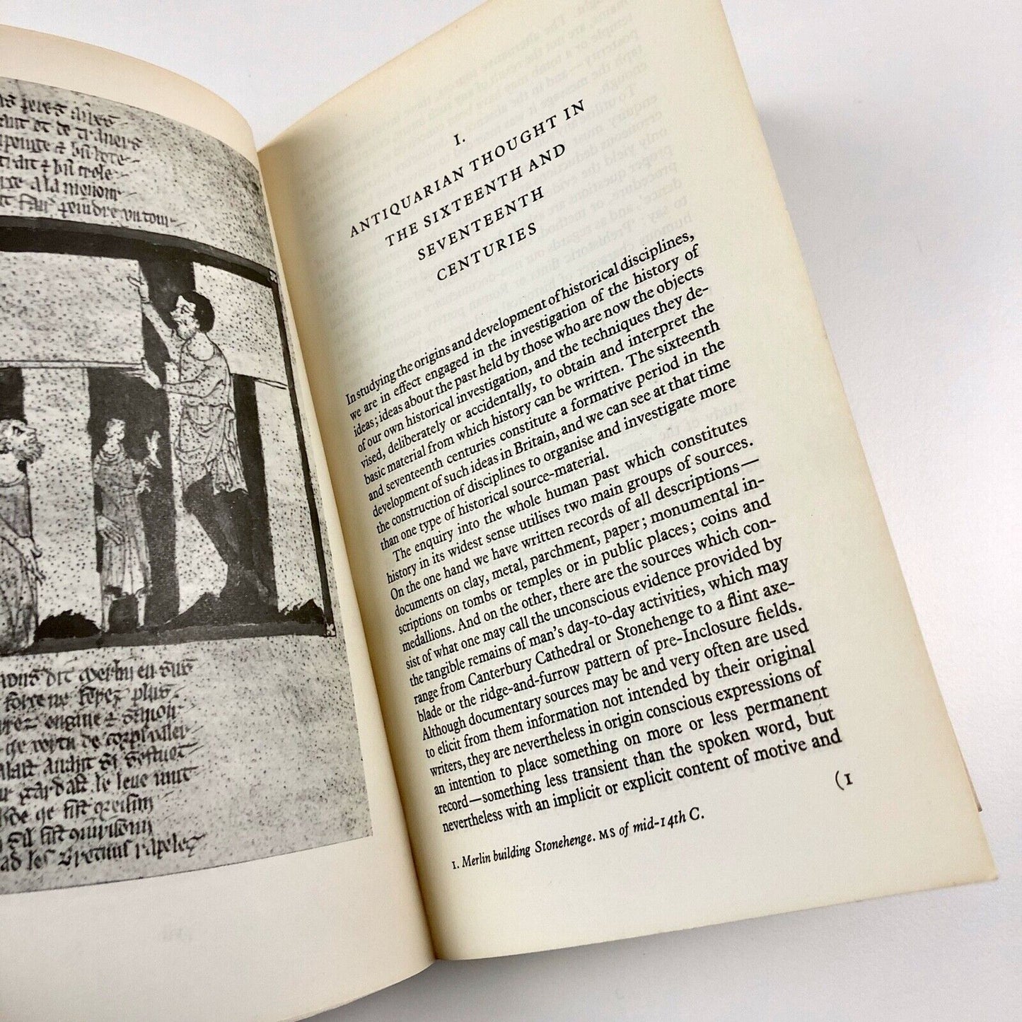Ruins in a Landscape. Essays in Antiquarianism by Stuart Piggott | University Press, Edinburgh, 1976