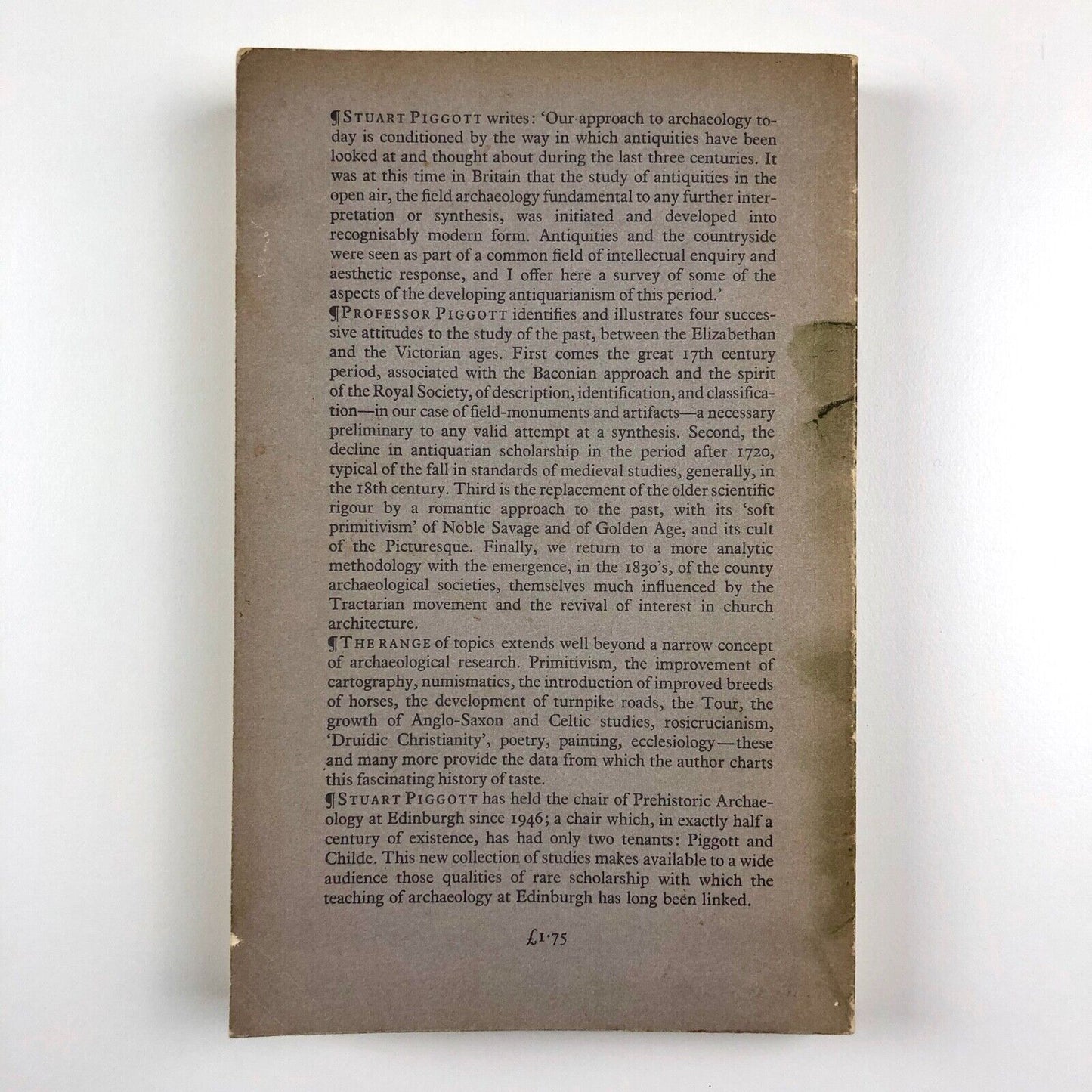 Ruins in a Landscape. Essays in Antiquarianism by Stuart Piggott | University Press, Edinburgh, 1976
