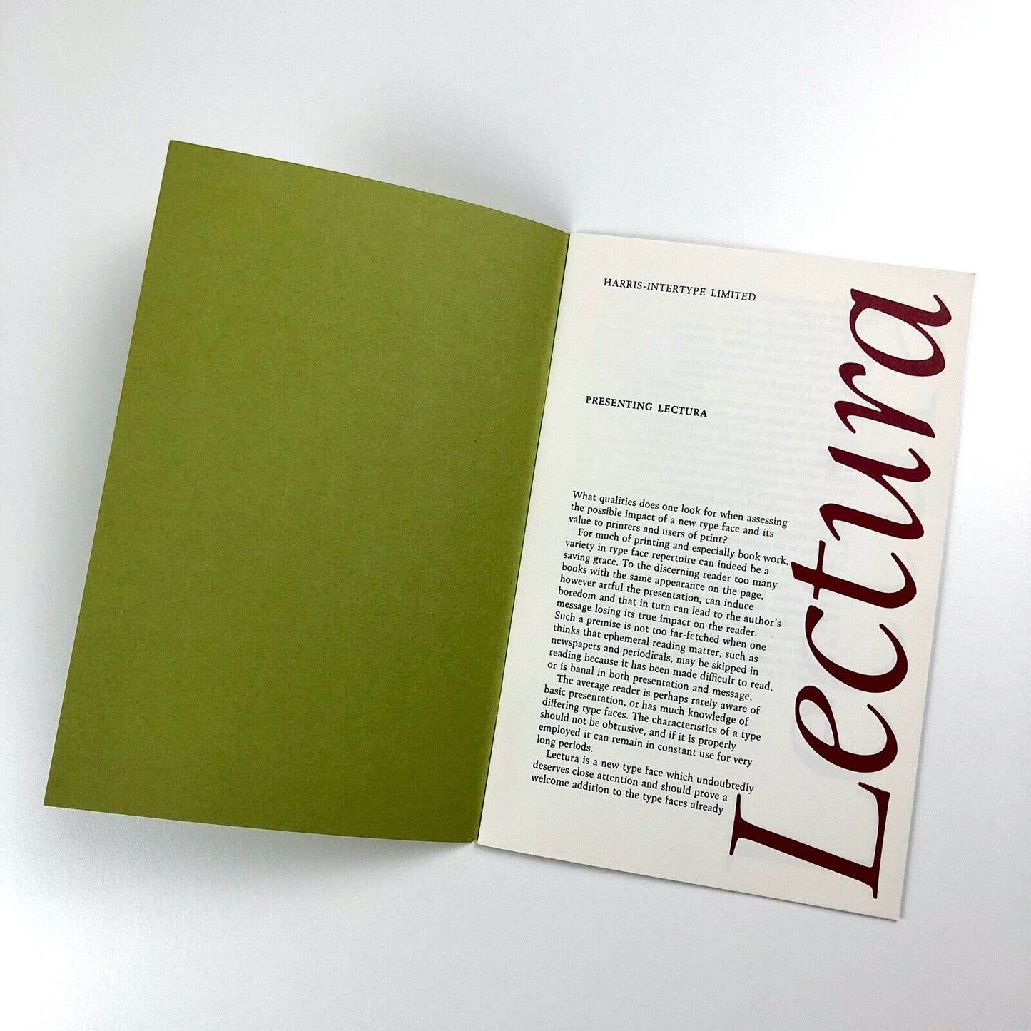 Presenting Lectura: Harris-Intertype type specimen booklet on the book page and the magazine page | Dick Dooijes design | undated 1960s?