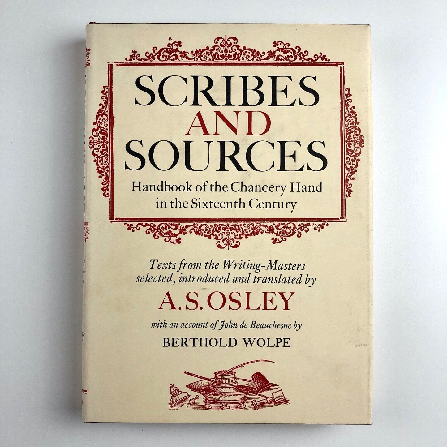 Scribes and Sources. Handbook of the Chancery Hand in the Sixteenth Century. Texts from the Writing-Masters selected, introduced and translated by A.S. Osley with an account of John de Beauchesne by Berthold Wolpe | Faber & Faber, 1980