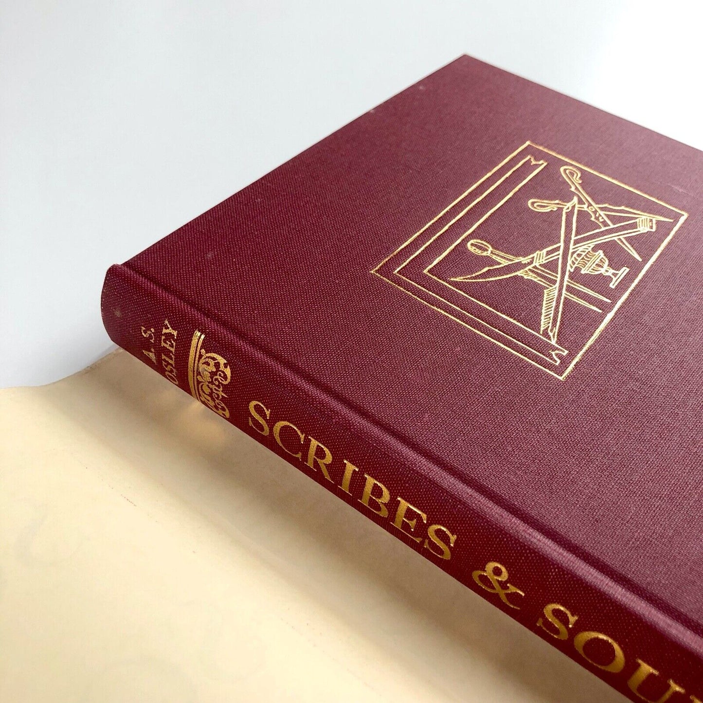 Scribes and Sources. Handbook of the Chancery Hand in the Sixteenth Century. Texts from the Writing-Masters selected, introduced and translated by A.S. Osley with an account of John de Beauchesne by Berthold Wolpe | Faber & Faber, 1980