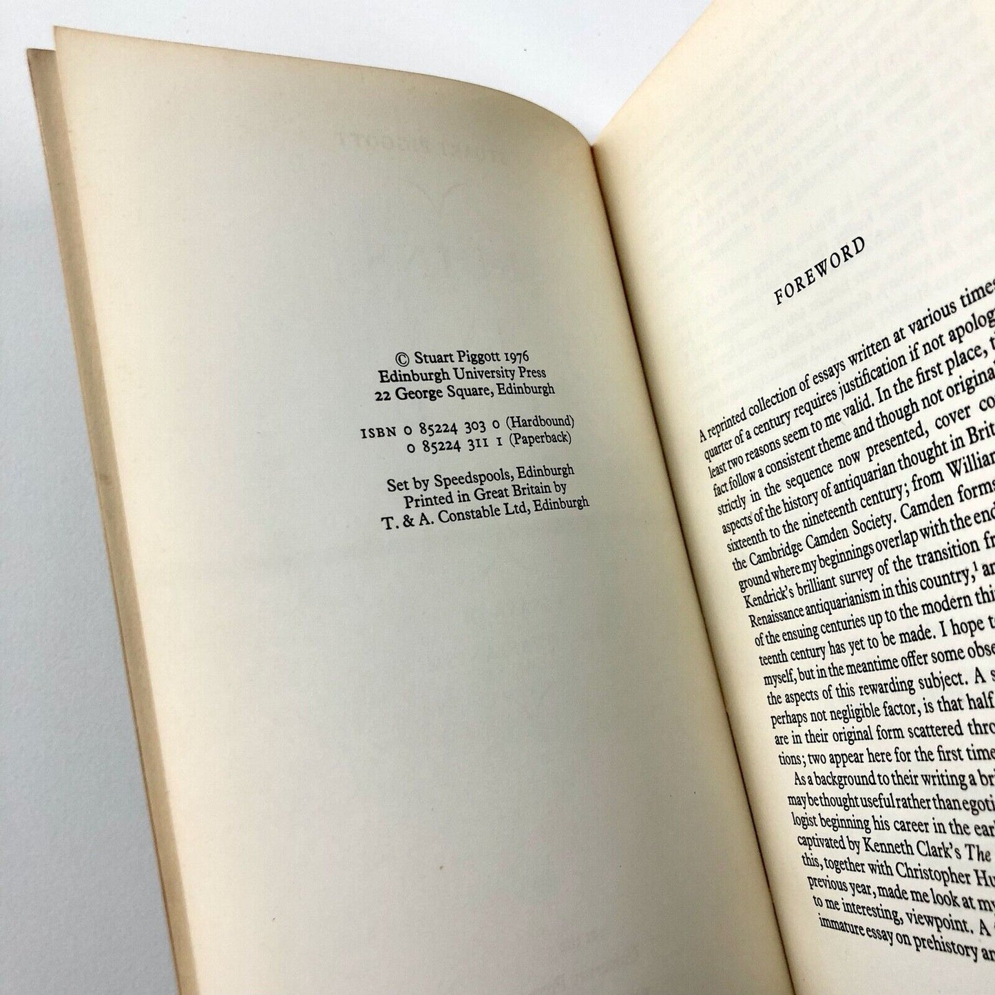 Ruins in a Landscape. Essays in Antiquarianism by Stuart Piggott | University Press, Edinburgh, 1976