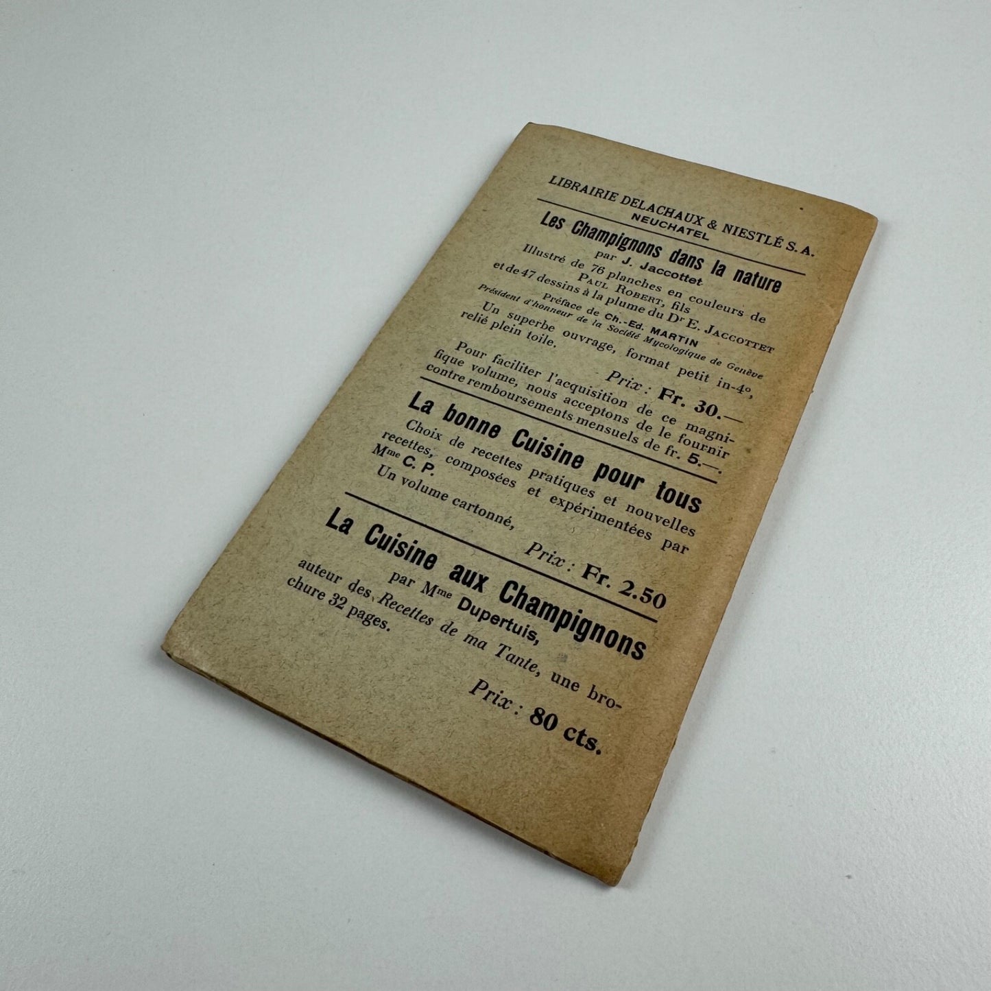Petit Atlas Des Champignons. Delachaux & Niestlé. Neuchâtel. Undated believed to date from 1900. Text in French. Small pocket sized book with fold out pages