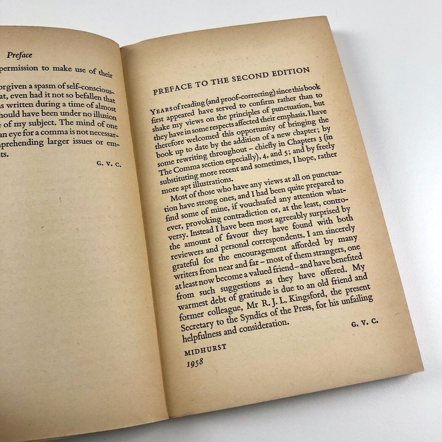 Mind the Stop. A brief guide to punctuation by G.V Carey | Pelican Books, 1971