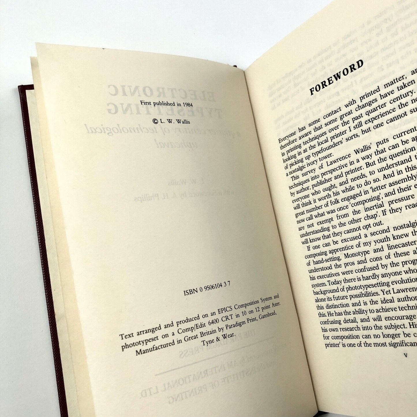Electronic Typesetting: a quarter century of technological upheaval by L.W. Wallis | Foreword by A.H. Phillips | The Paradigm Press, 1984
