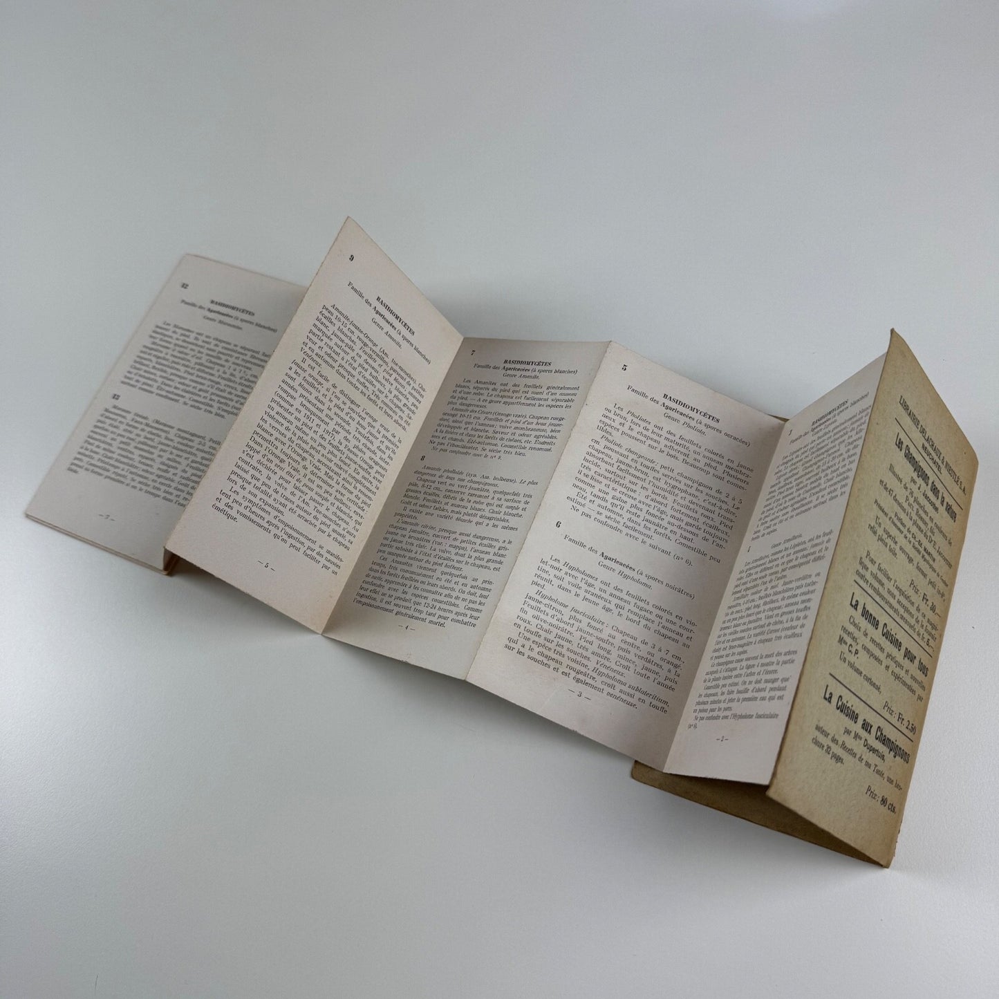 Petit Atlas Des Champignons. Delachaux & Niestlé. Neuchâtel. Undated believed to date from 1900. Text in French. Small pocket sized book with fold out pages