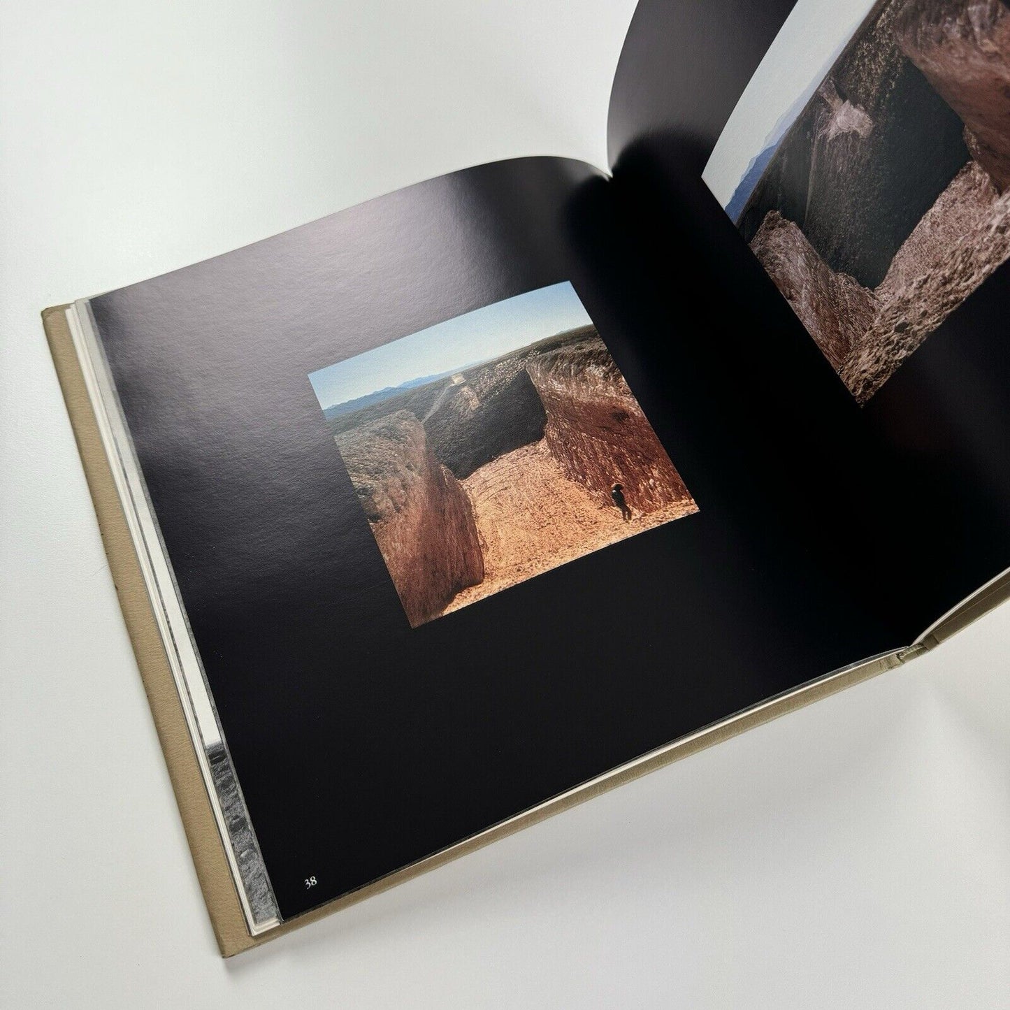 Michael Heizer: Double Negative. Sculpture in the Land | Los Angeles, 1992
