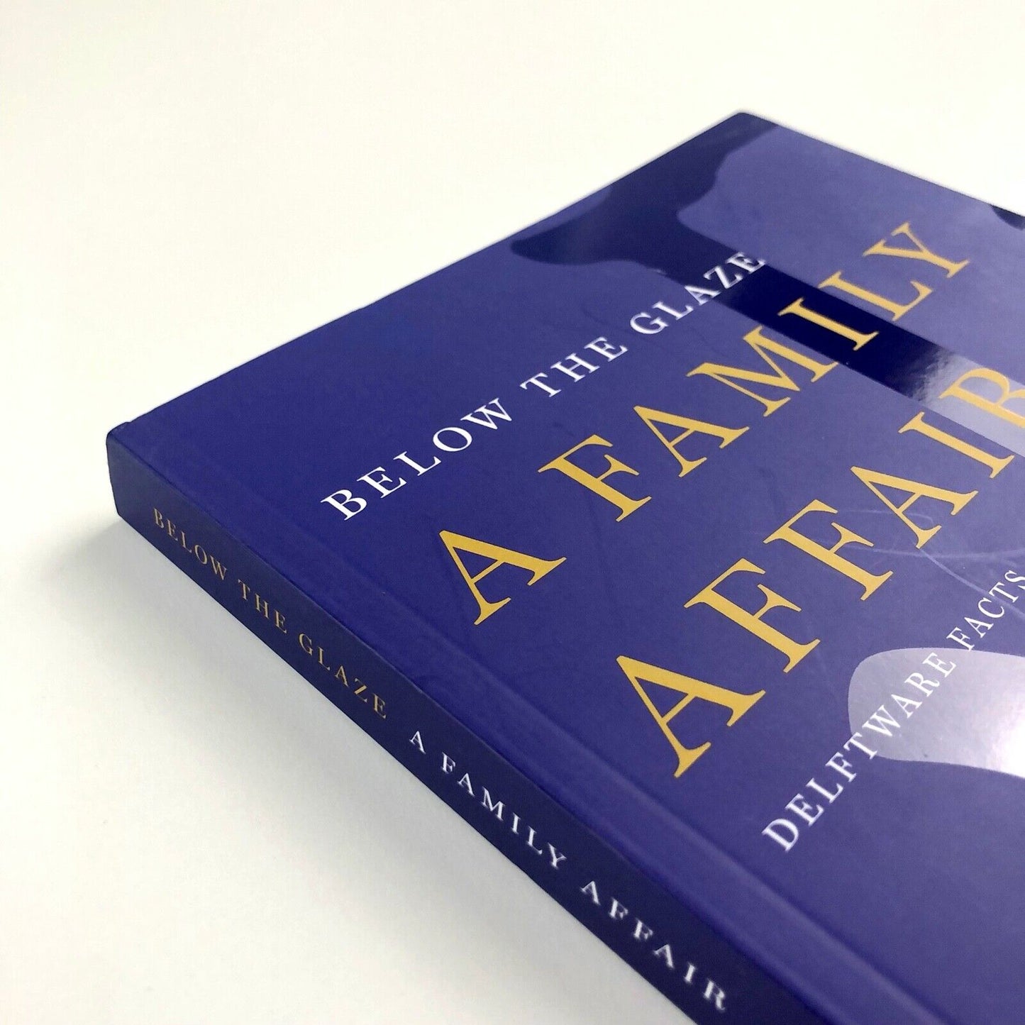 Below the glaze. A family affair. Delftware facts and figures | Robert D. Aronson, Celine Ariaans, Sacha Serra | Aronson Delftware, 2019