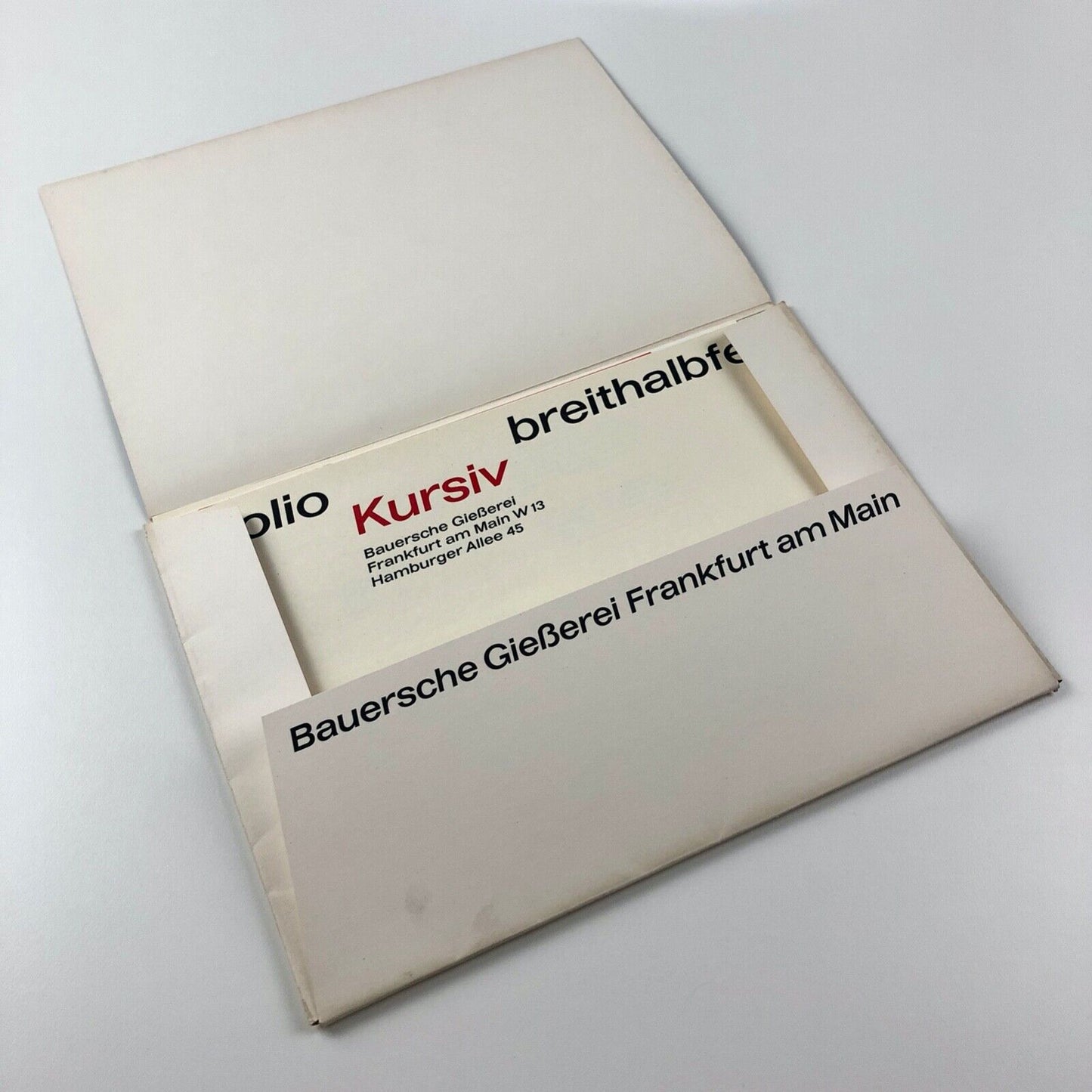 Folio Breithalbfette Kursiv. Bauersche Giesserei type specimen folder & contents