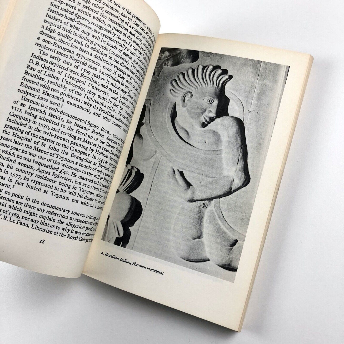 Ruins in a Landscape. Essays in Antiquarianism by Stuart Piggott | University Press, Edinburgh, 1976