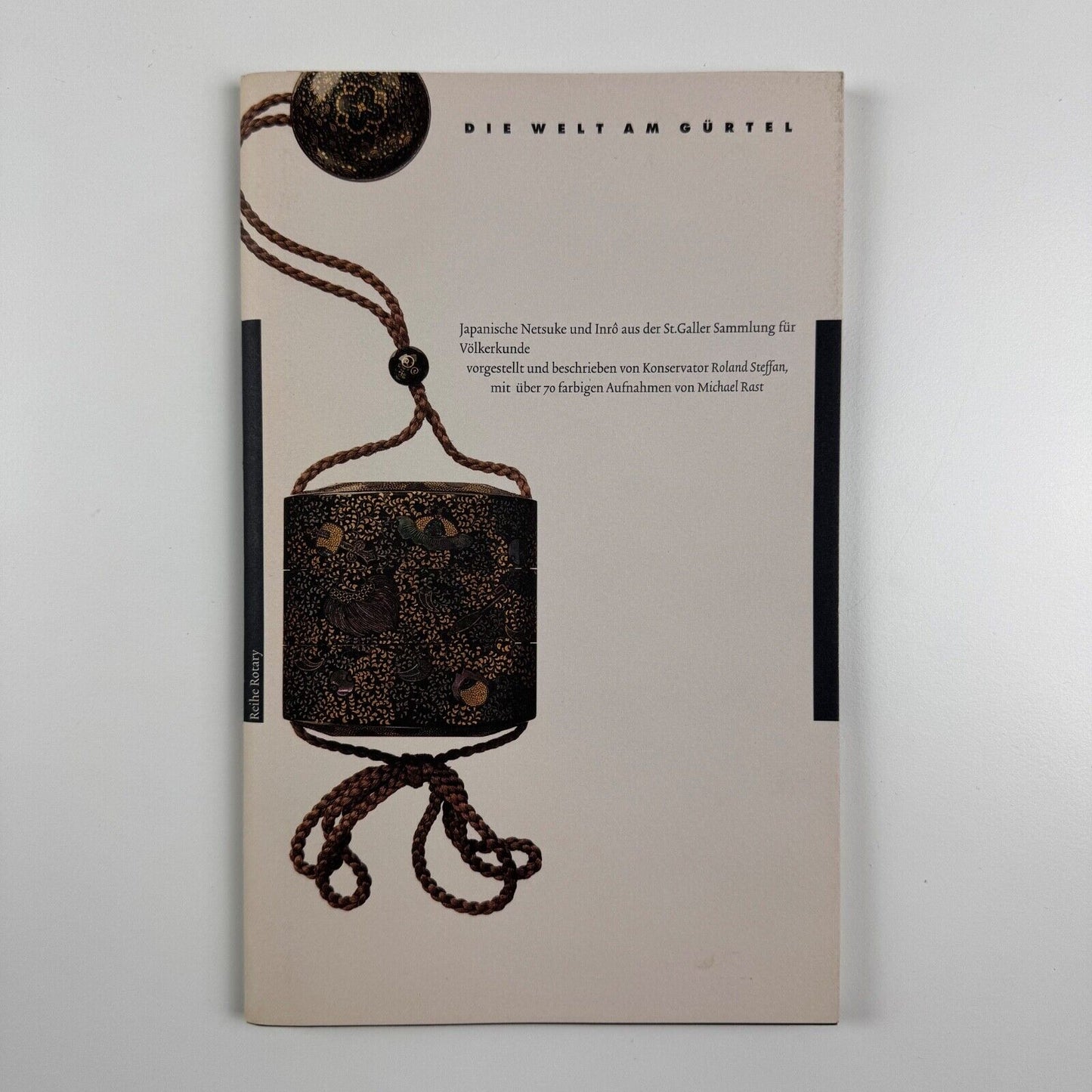 Die Welt am Gürtel. Japanische Netsuke und Inrô aus der St Galler Sammlung für Völkerkund. Designed by Jost Hochuli. Includes slip signed by Jost Hochuli