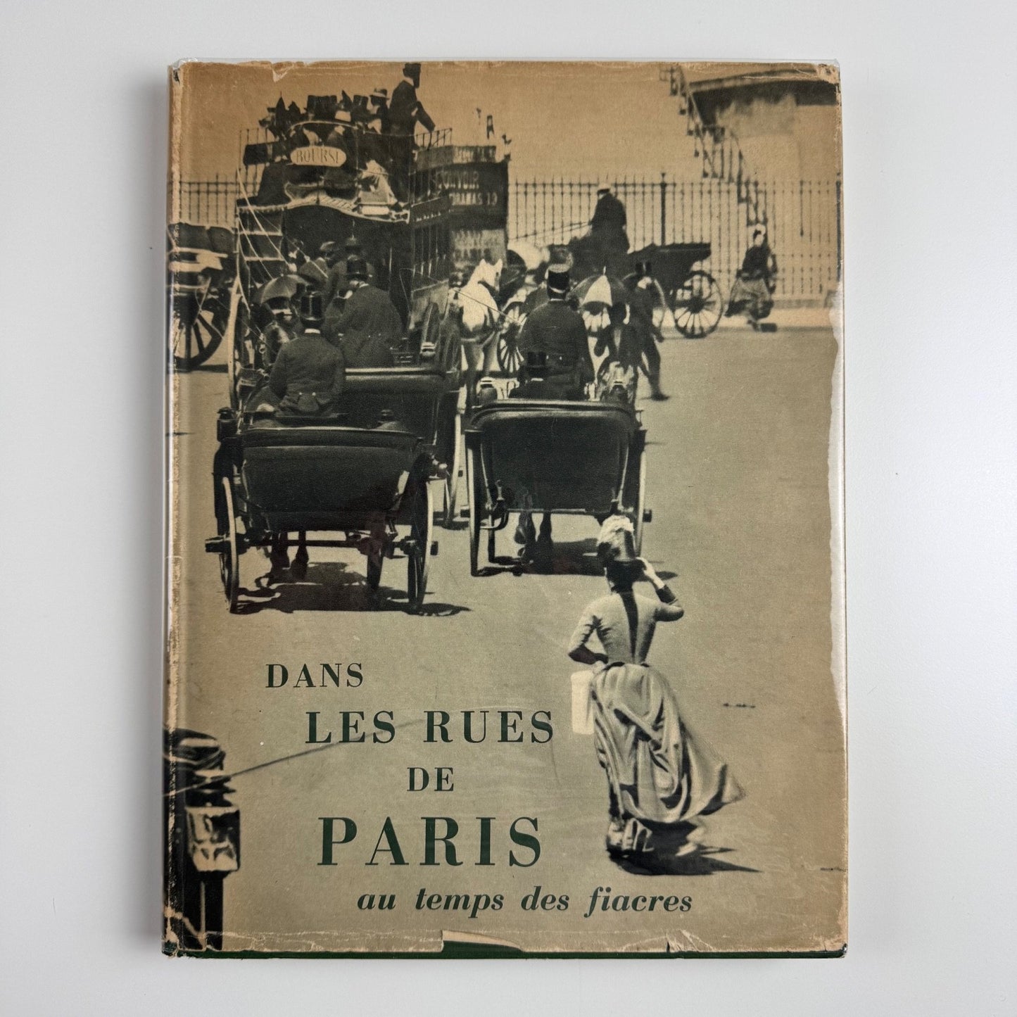 Dans les rues de Paris au temps des fiacres 1950