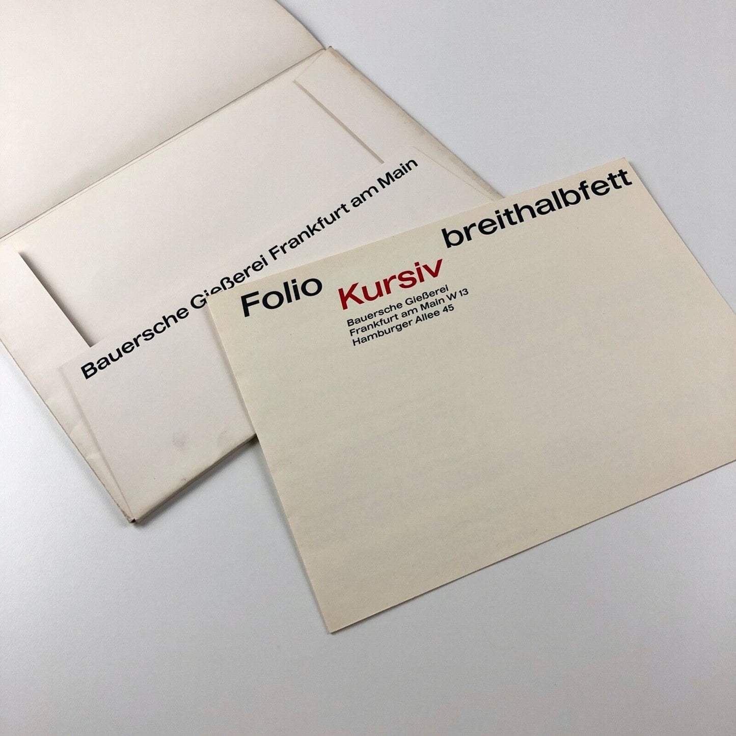 Folio Breithalbfette Kursiv. Bauersche Giesserei type specimen folder & contents