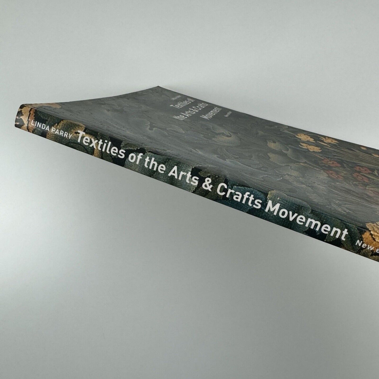 Textiles of the Arts & Crafts Movement by Linda Parry | Thames & Hudson, 2005 new edition