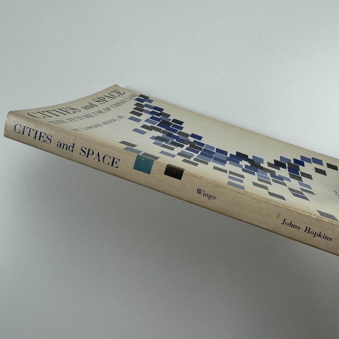 Cities and Space. The future use of urban land by Lowdon Wingo | Johns Hopkins paperback, 1969