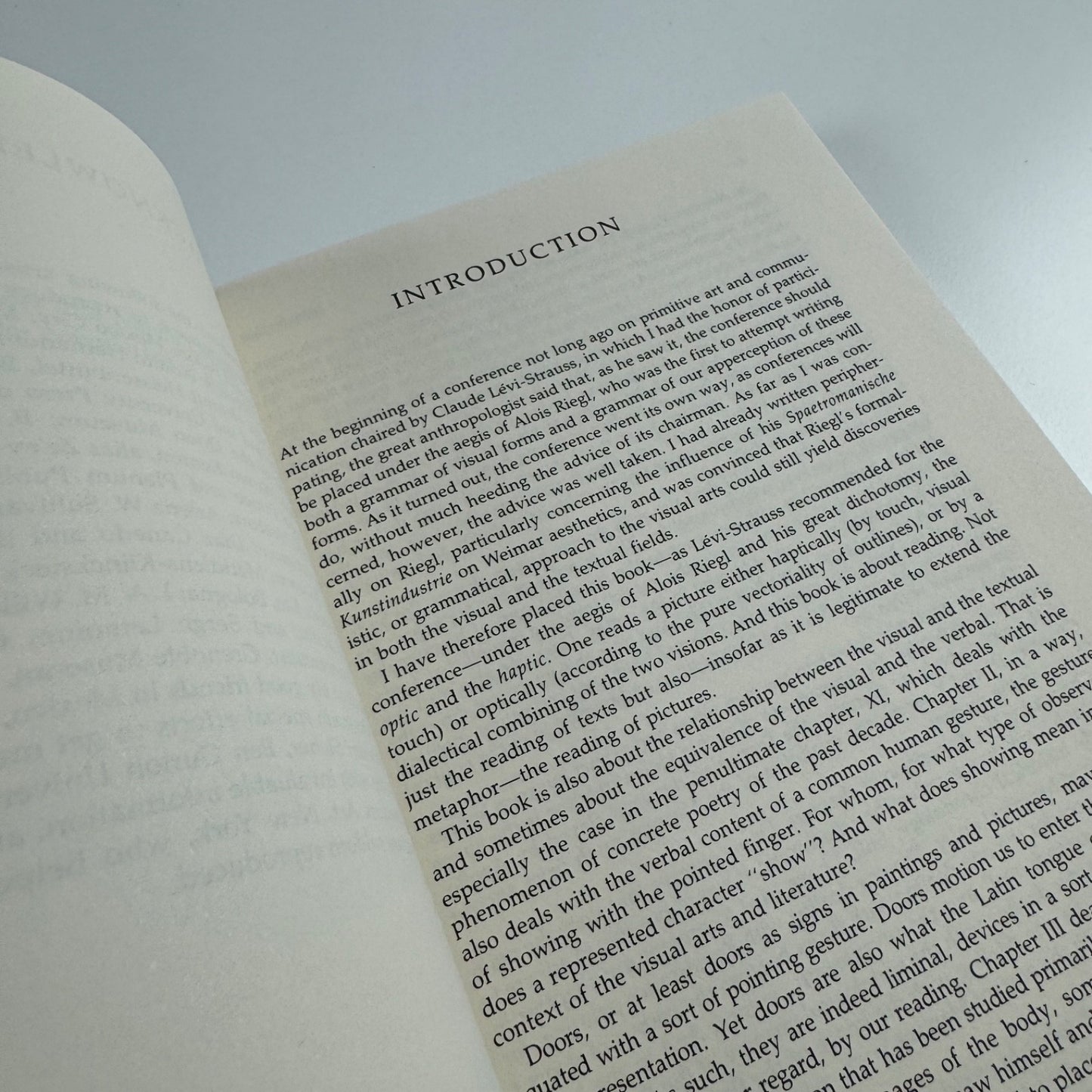 Reading Pictures Viewing Texts by Claude Gandelman | Indiana University Press, 1991