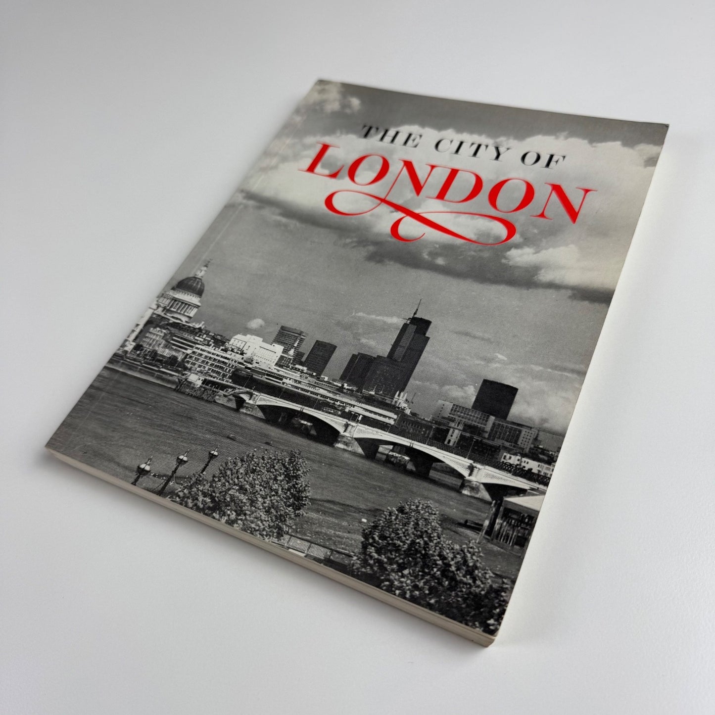 The City of London. The official guide. undated 1970/80s + Guildhall leaflet
