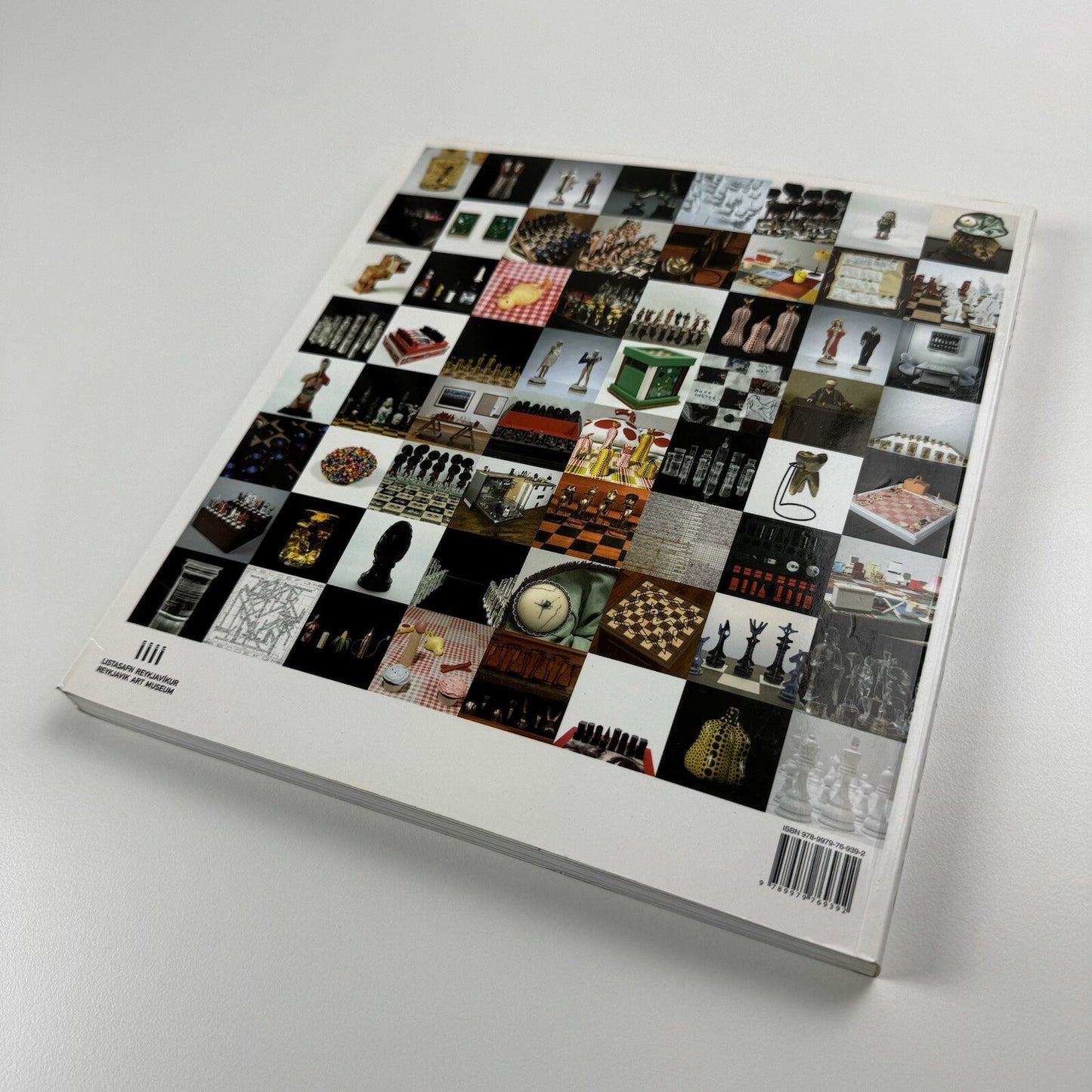 Skáklist. 32 Pieces: The Art of Chess | Reykjavik Art Museum catalogue, 2009