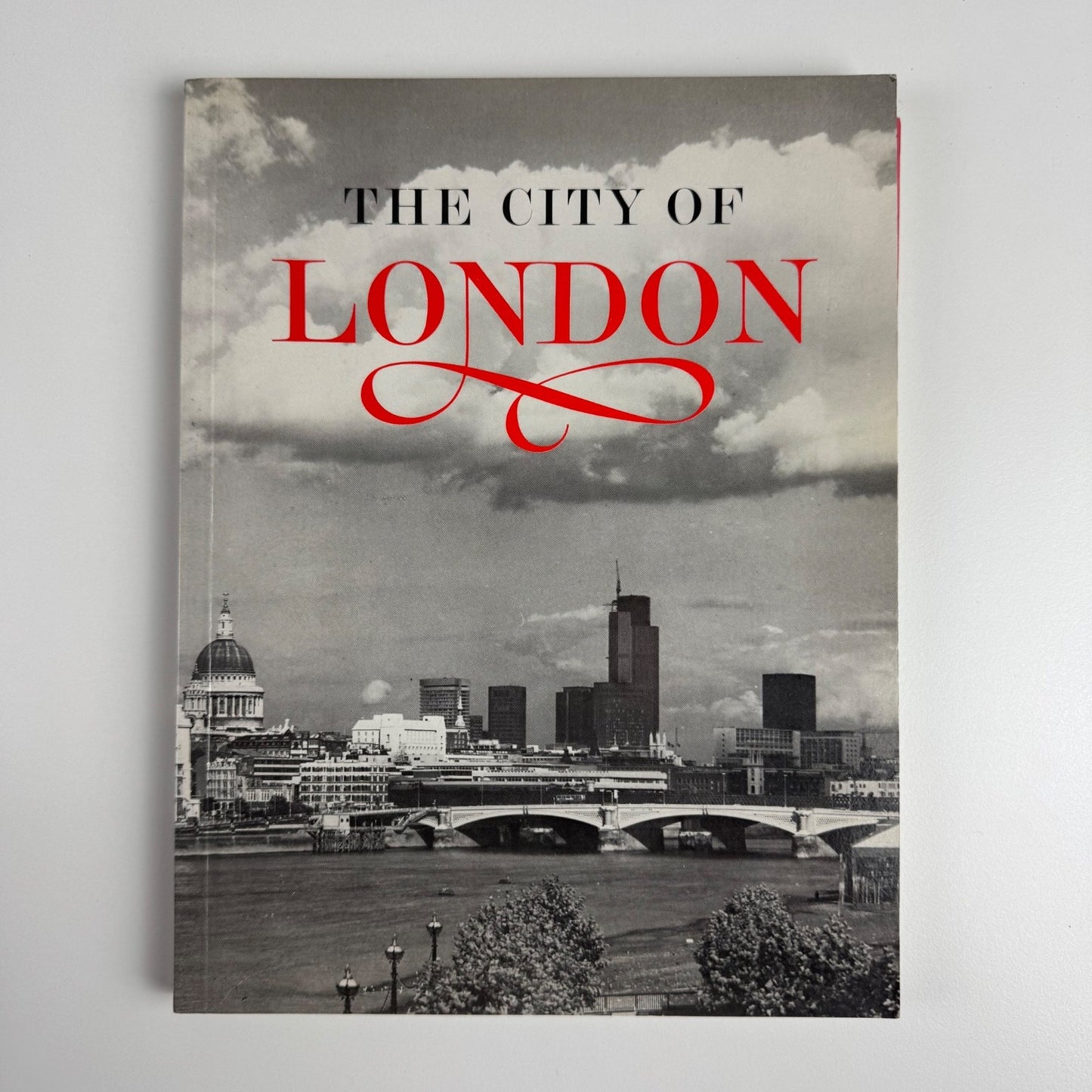 The City of London. The official guide. undated 1970/80s + Guildhall leaflet