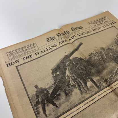 The Daily News newspaper ‘Zeppelin raid over outer London’ No 21599 1 June 1915. Final War Edition