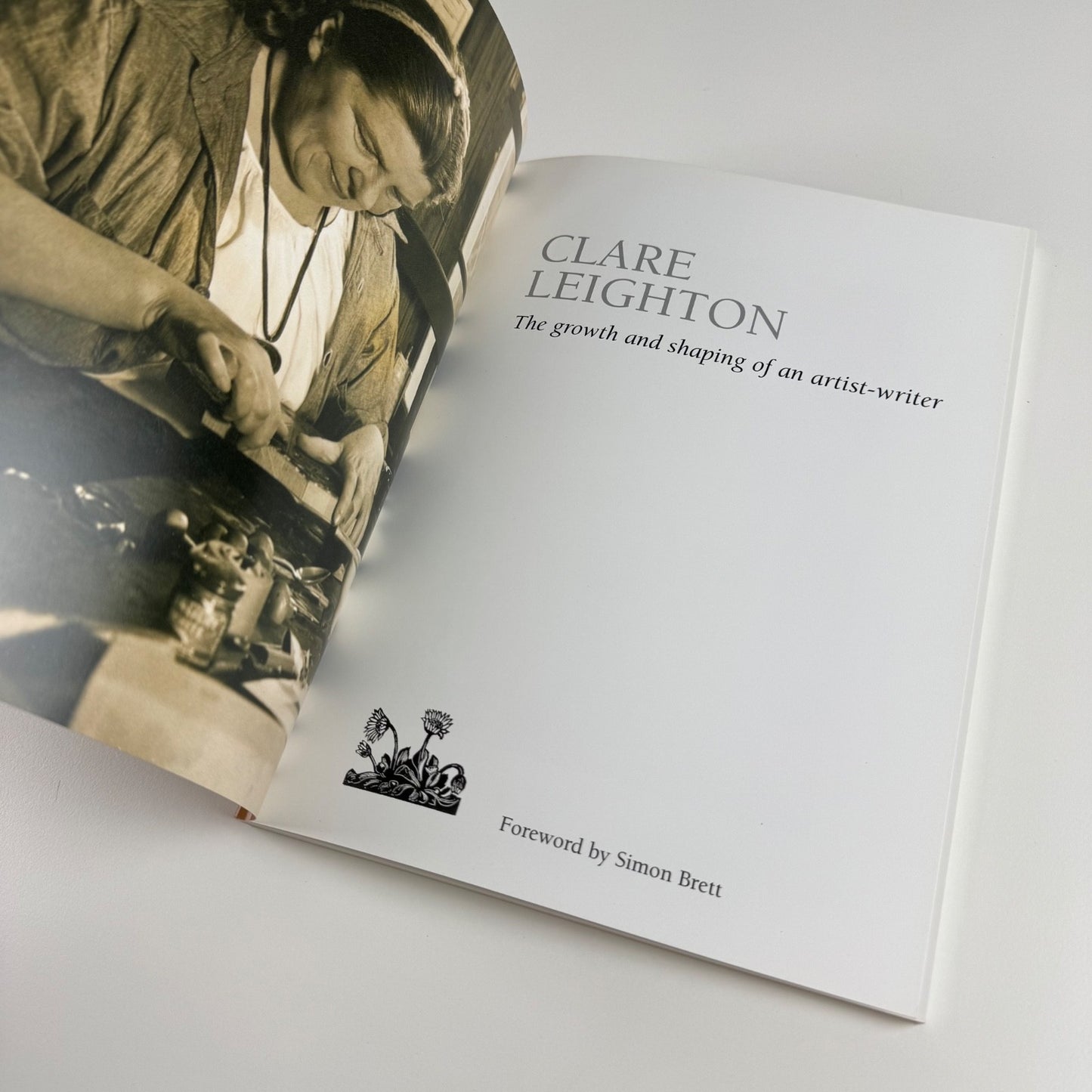 Clare Leighton. The growth and shaping of an artist-writer forward by Simon Brett | privately printed by the Estate of Clare Leighton, 2009