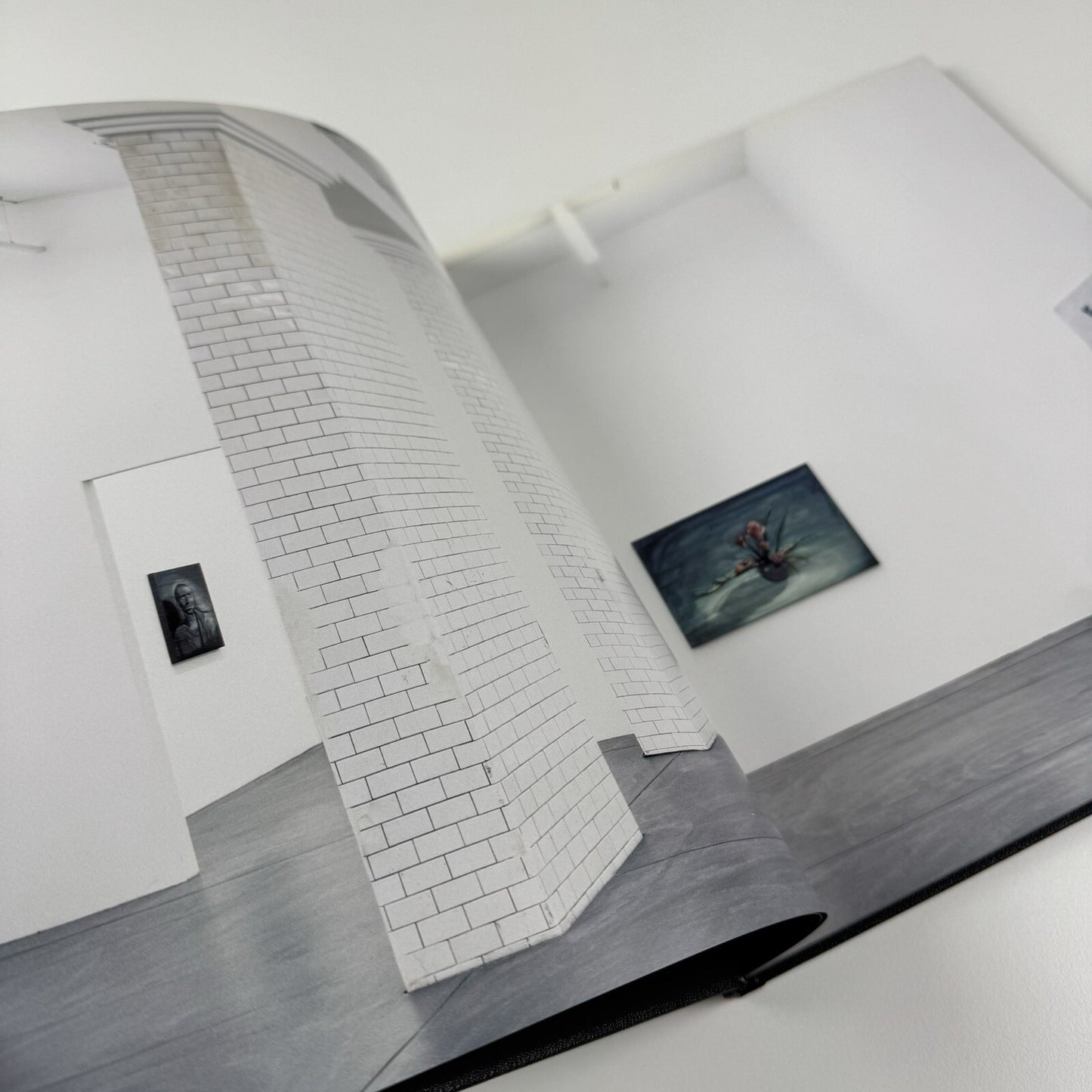Michael Raedecker – Show | Hauser & Wirth exhibition catalogue, 2005