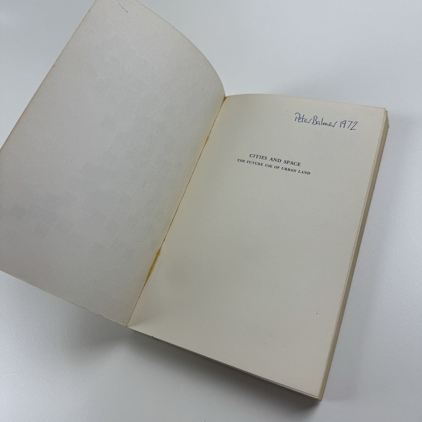 Cities and Space. The future use of urban land by Lowdon Wingo | Johns Hopkins paperback, 1969