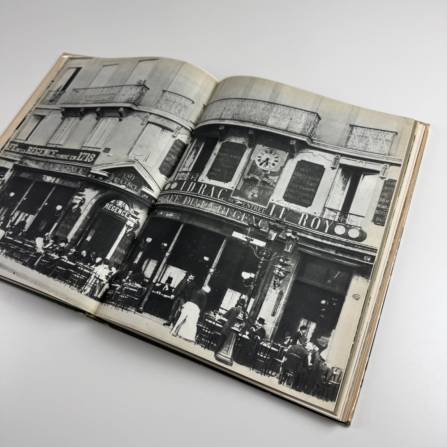 Dans les rues de Paris au temps des fiacres 1950