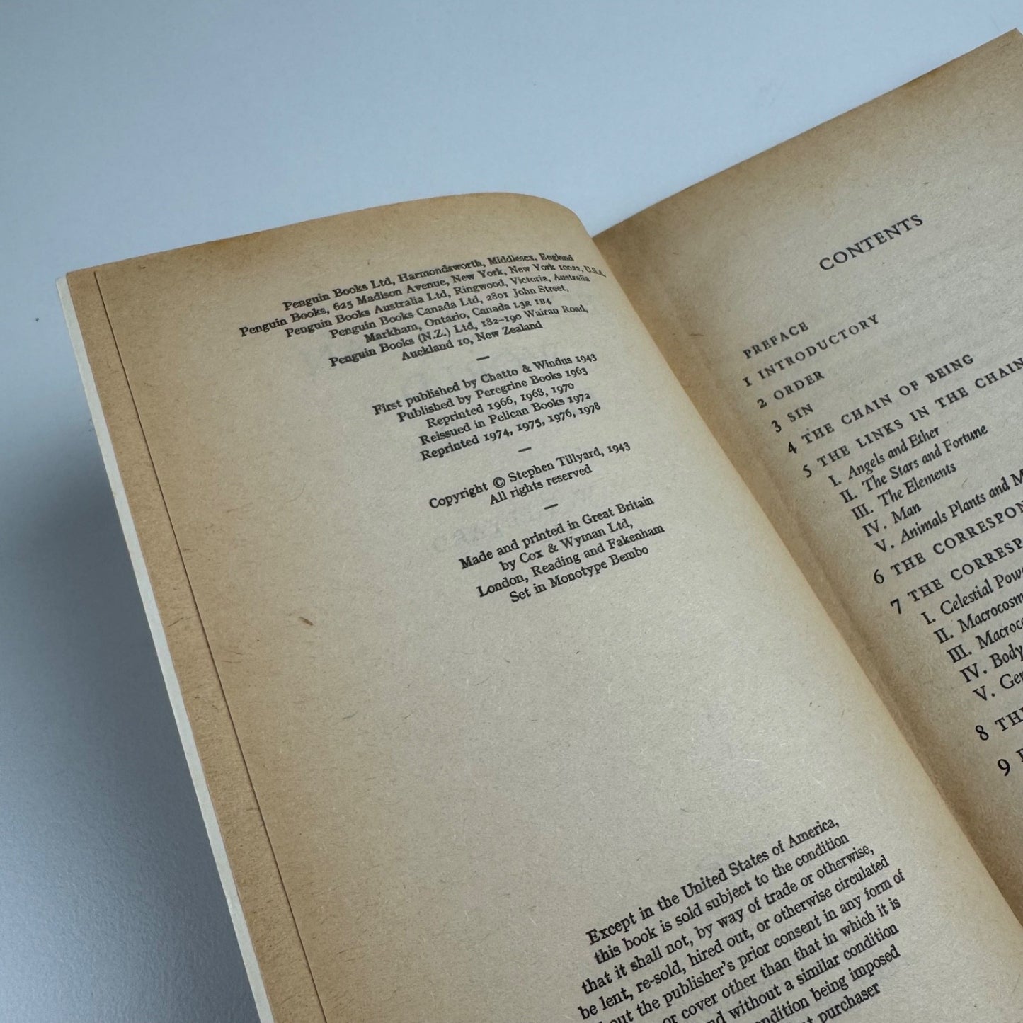 The Elizabethan World Picture by E.M.W. Tillyard | Pelican, 1978