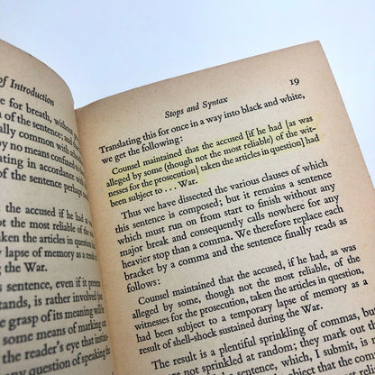 Mind the Stop. A brief guide to punctuation by G.V Carey | Pelican Books, 1971